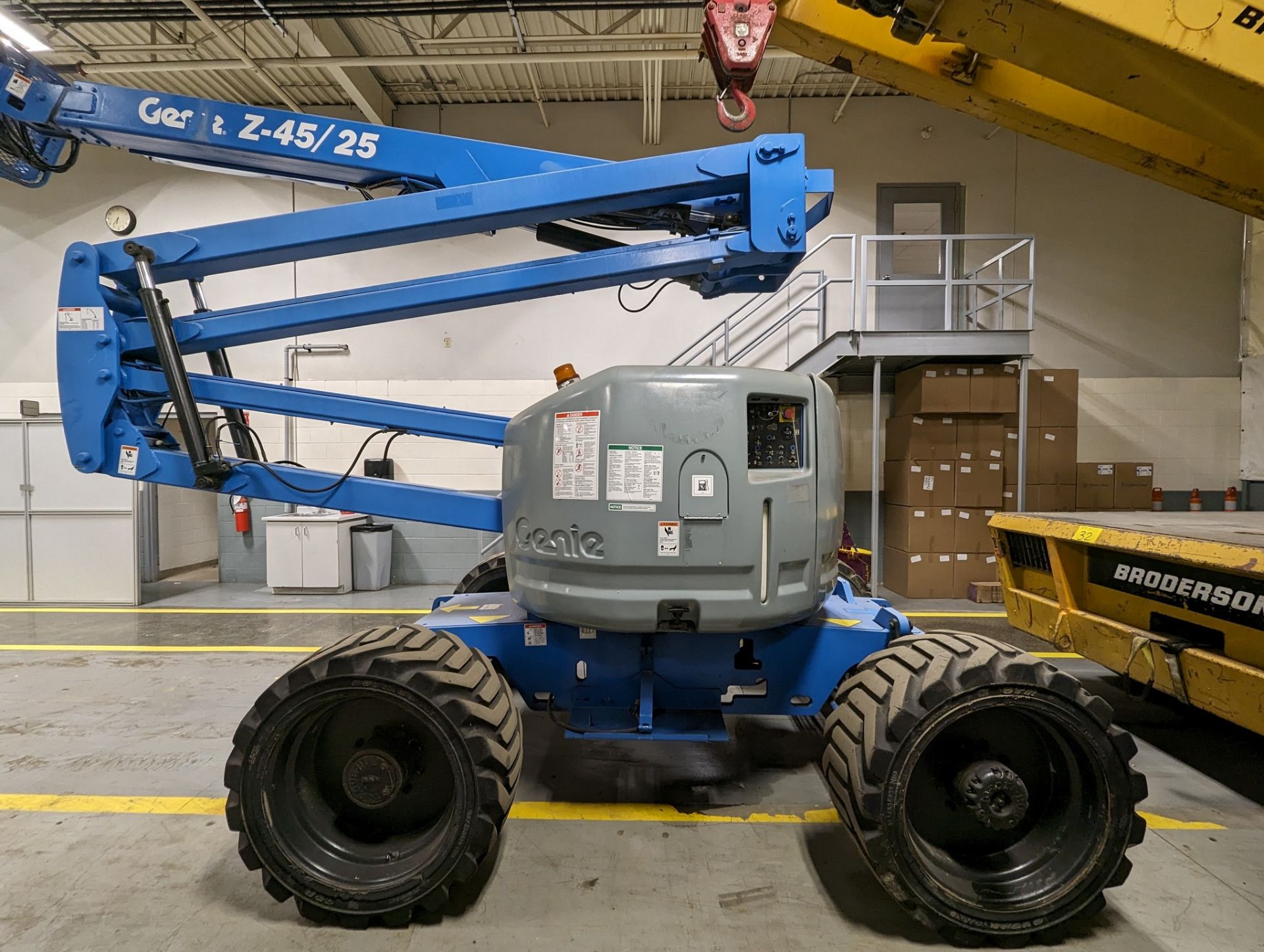 2005 GENIE Z-45/25 ARTICULATED BOOM, GAS POWERED, 4X4, 45'-8" MAX WORKING HEIGHT, 24’-6" MAX - Image 18 of 23