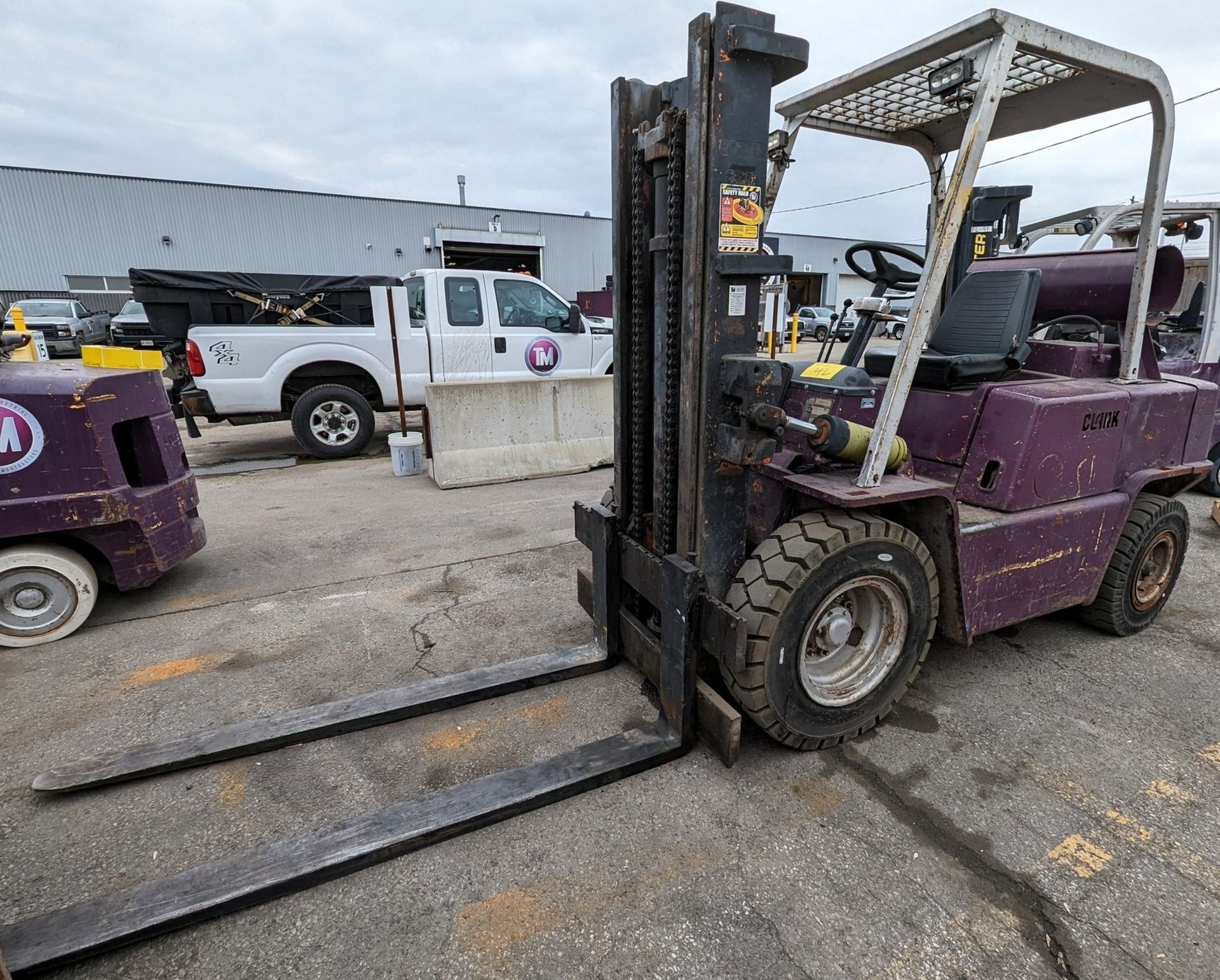 CLARK C500YS80 PROPANE FORKLIFT, 8,000LB CAP., 153" MAX LIFT, 2-STAGE MAST, OUTDOOR TIRES, S/N