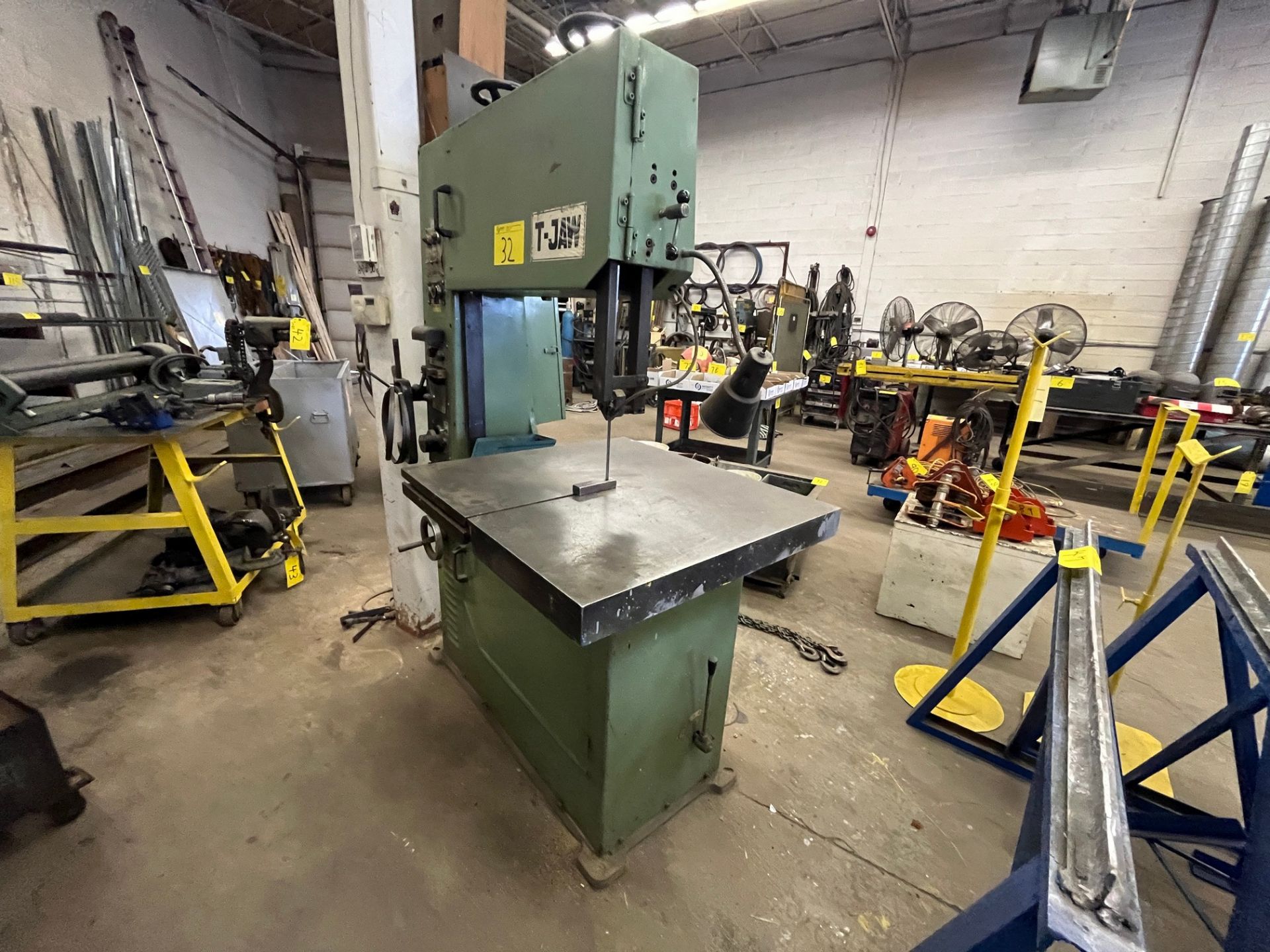 T-JAW T-500 VERTICAL BANDSAW, VARIABLE SPEED, 575V, 28" THROAT, 29" X 27" TABLE, BLADE WELDER, SPARE - Image 4 of 9