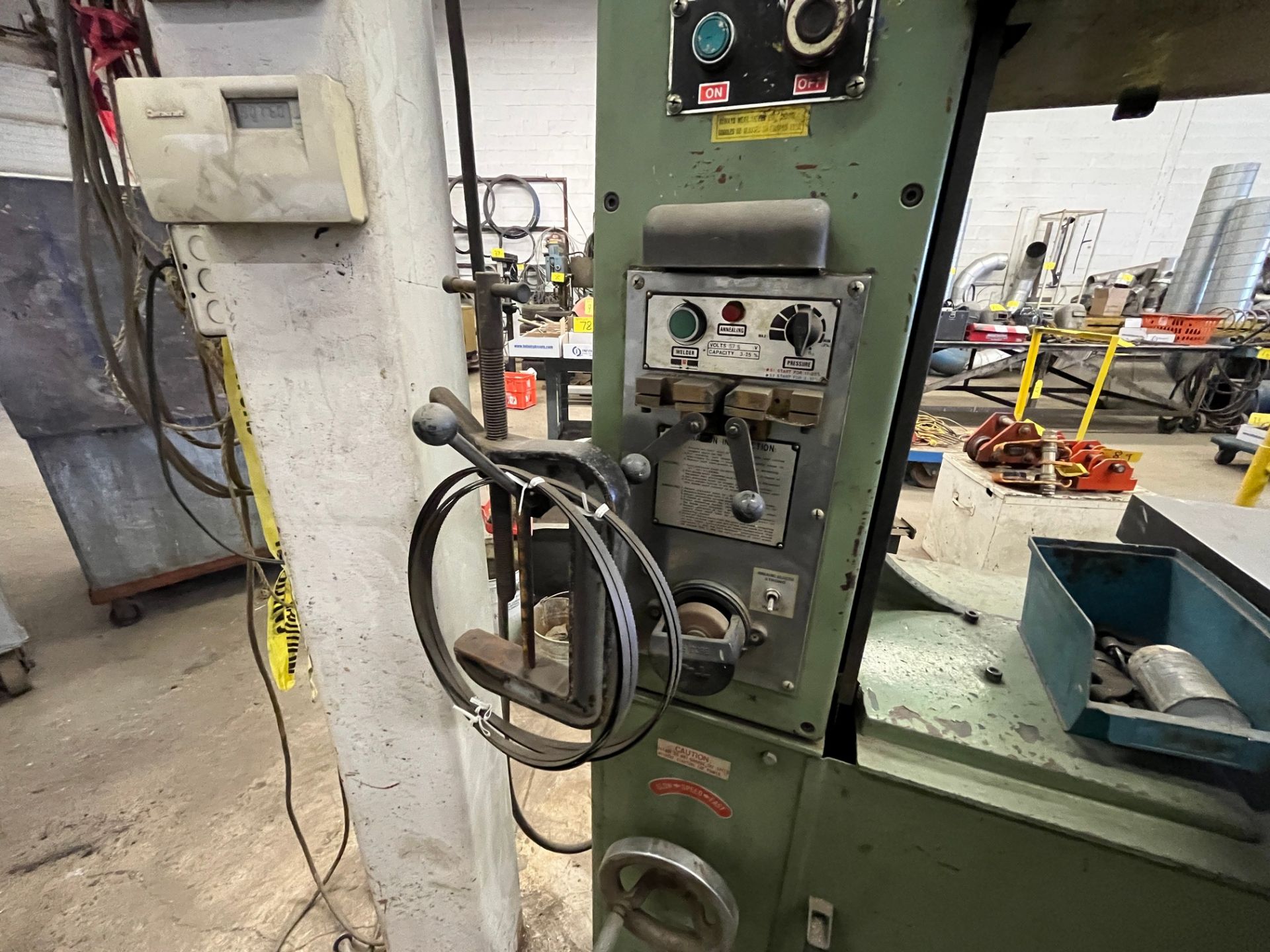 T-JAW T-500 VERTICAL BANDSAW, VARIABLE SPEED, 575V, 28" THROAT, 29" X 27" TABLE, BLADE WELDER, SPARE - Image 6 of 9