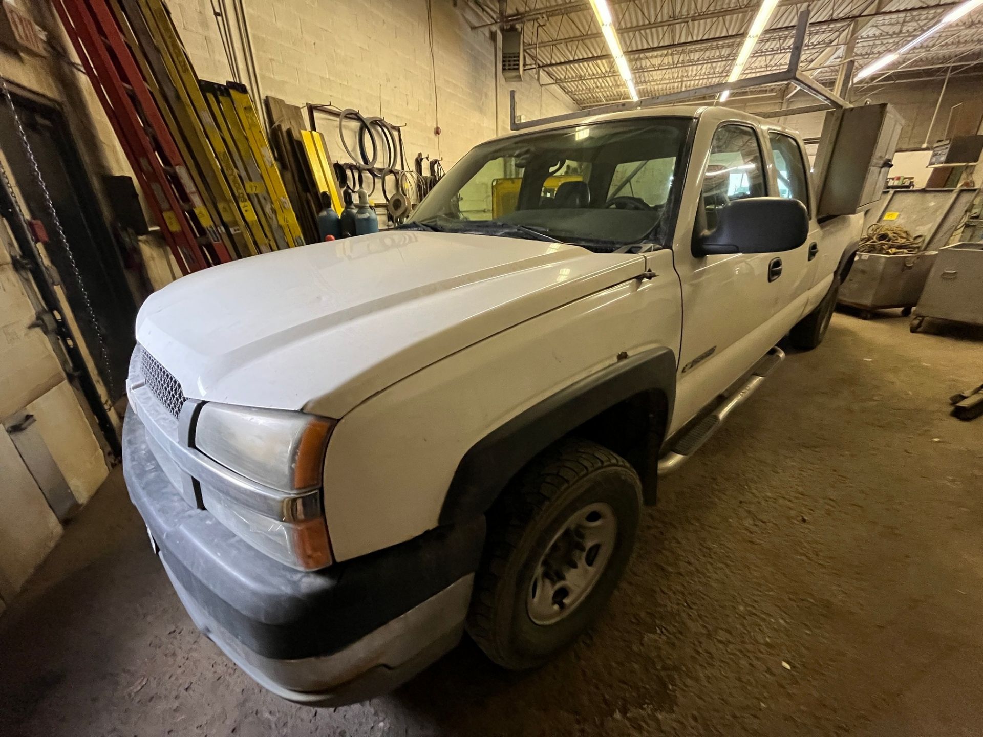 2004 CHEVROLET 2500HD SILVERADO PICKUP TRUCK, VIN# 1GCHC23UX4F151970, AUTO GL, V8, 8' BOX, GAS - Image 9 of 23