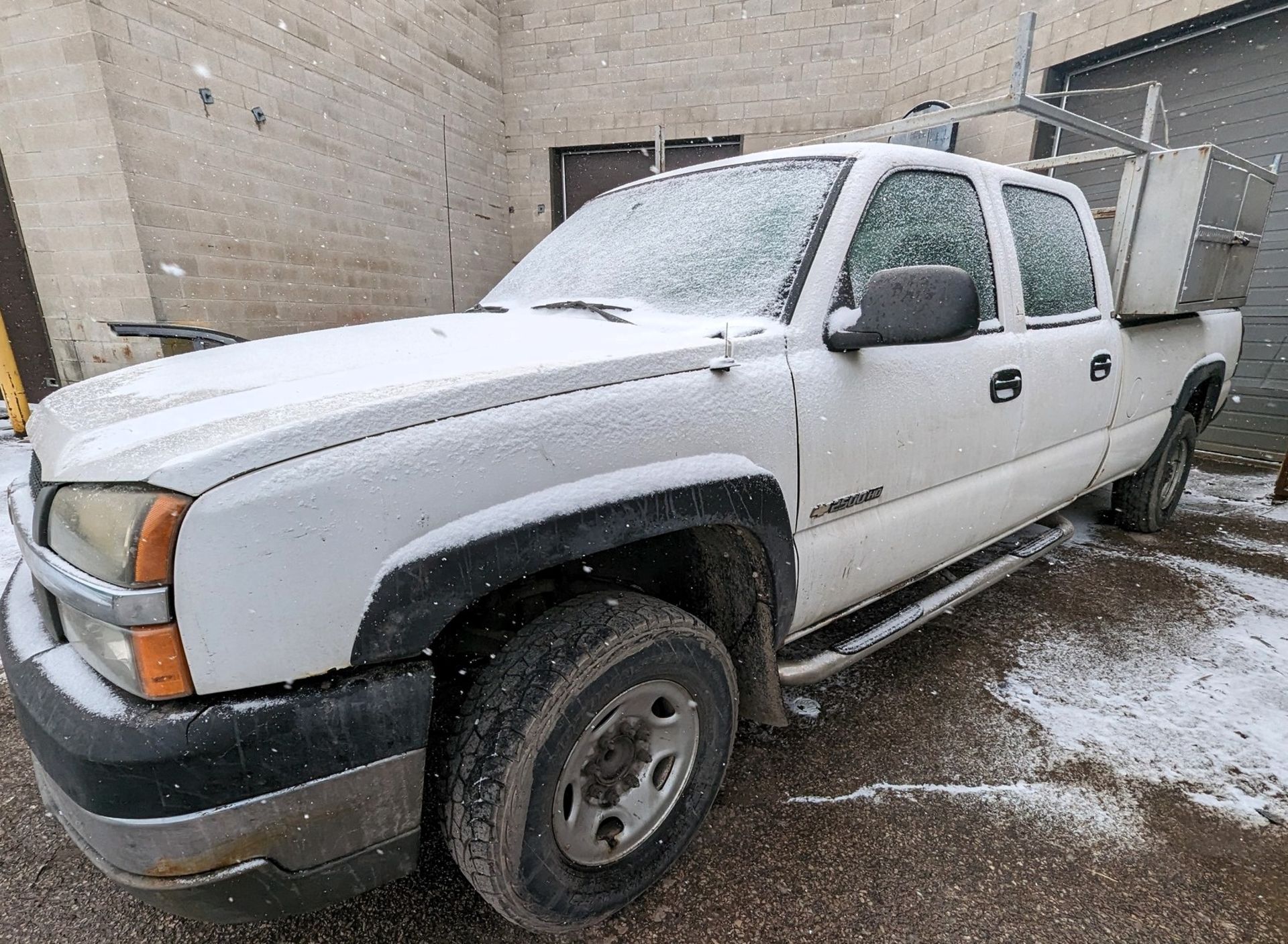 2004 CHEVROLET 2500HD SILVERADO PICKUP TRUCK, VIN# 1GCHC23UX4F151970, AUTO GL, V8, 8' BOX, GAS - Image 3 of 23