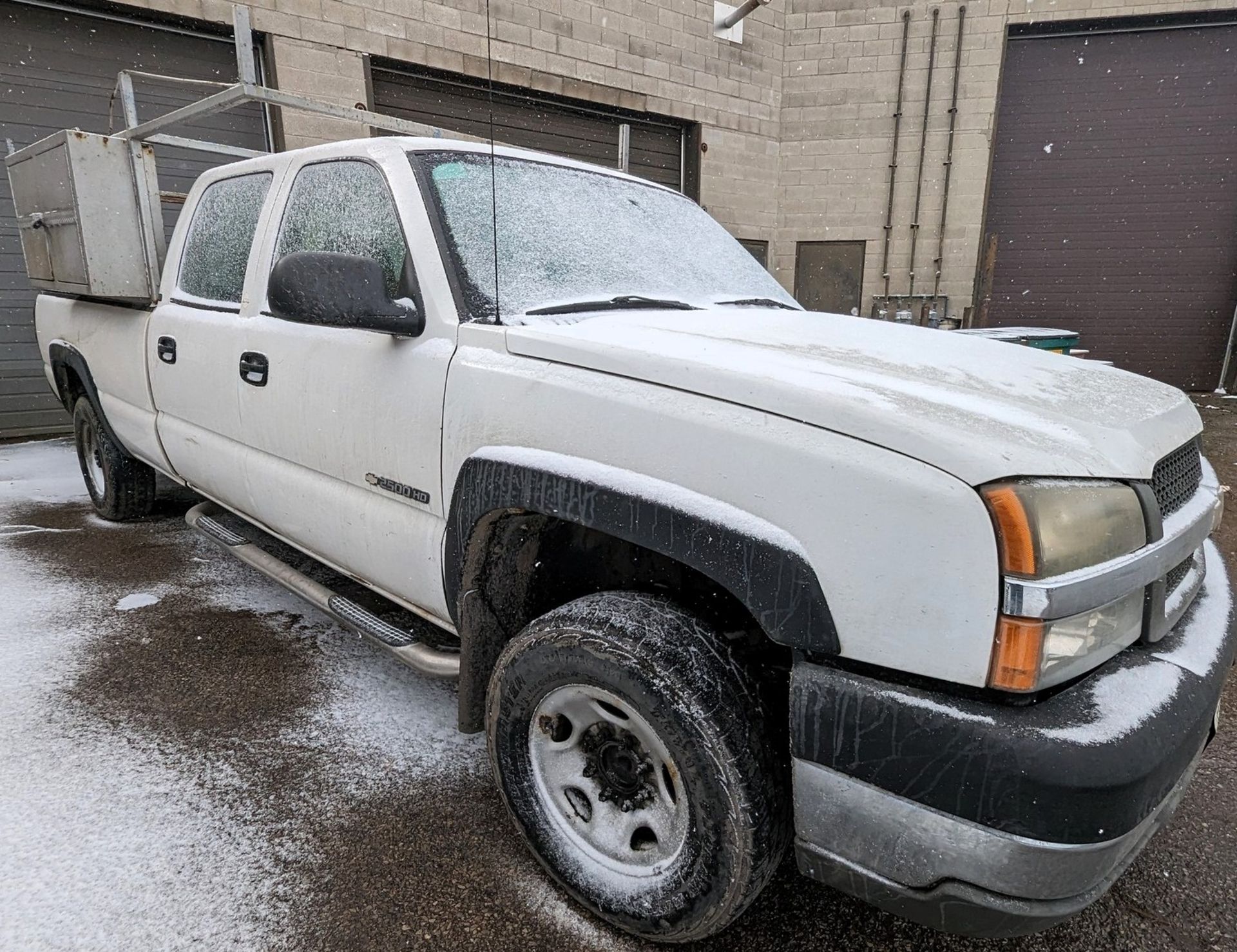 2004 CHEVROLET 2500HD SILVERADO PICKUP TRUCK, VIN# 1GCHC23UX4F151970, AUTO GL, V8, 8' BOX, GAS