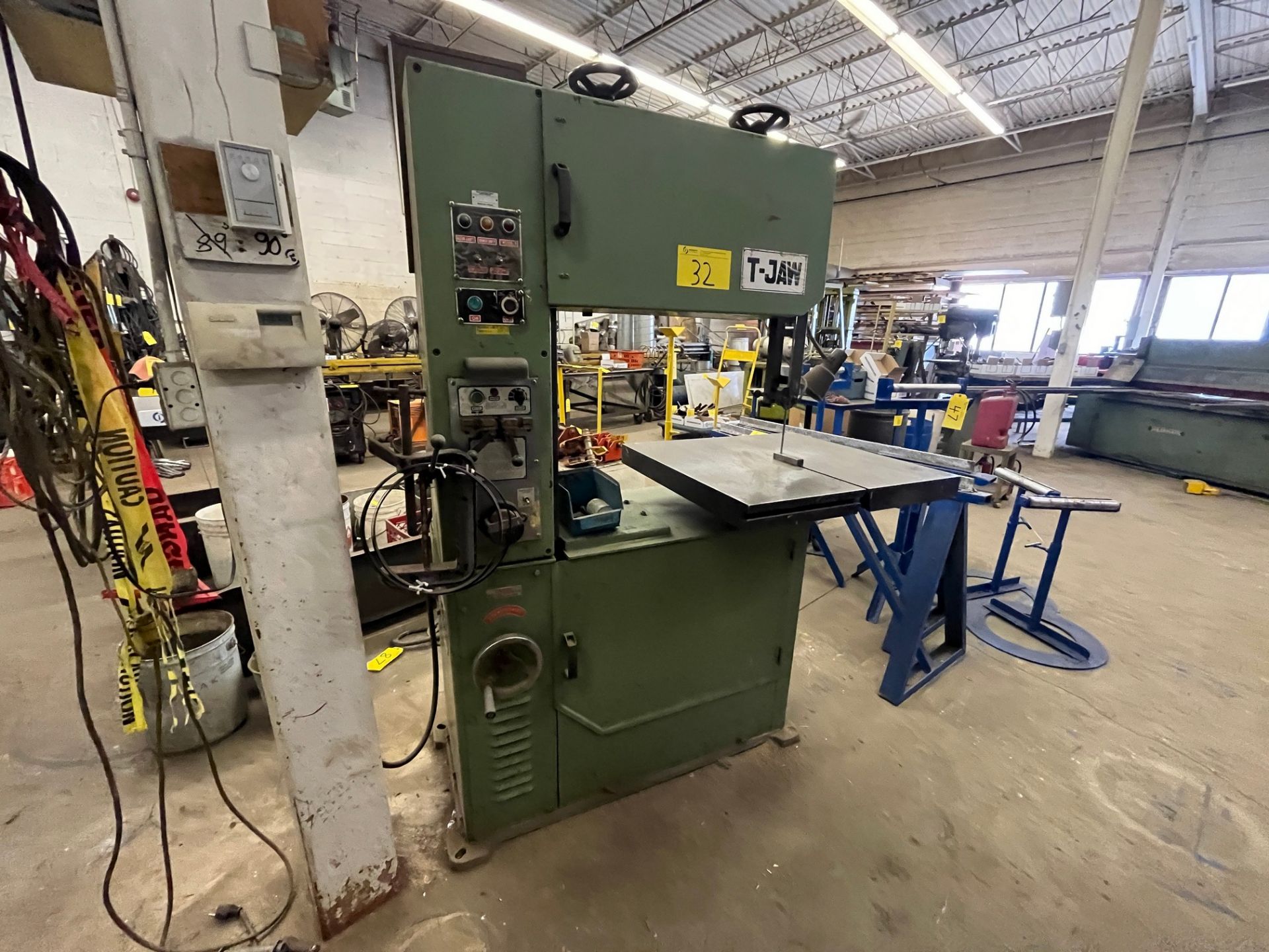T-JAW T-500 VERTICAL BANDSAW, VARIABLE SPEED, 575V, 28" THROAT, 29" X 27" TABLE, BLADE WELDER, SPARE - Image 3 of 9