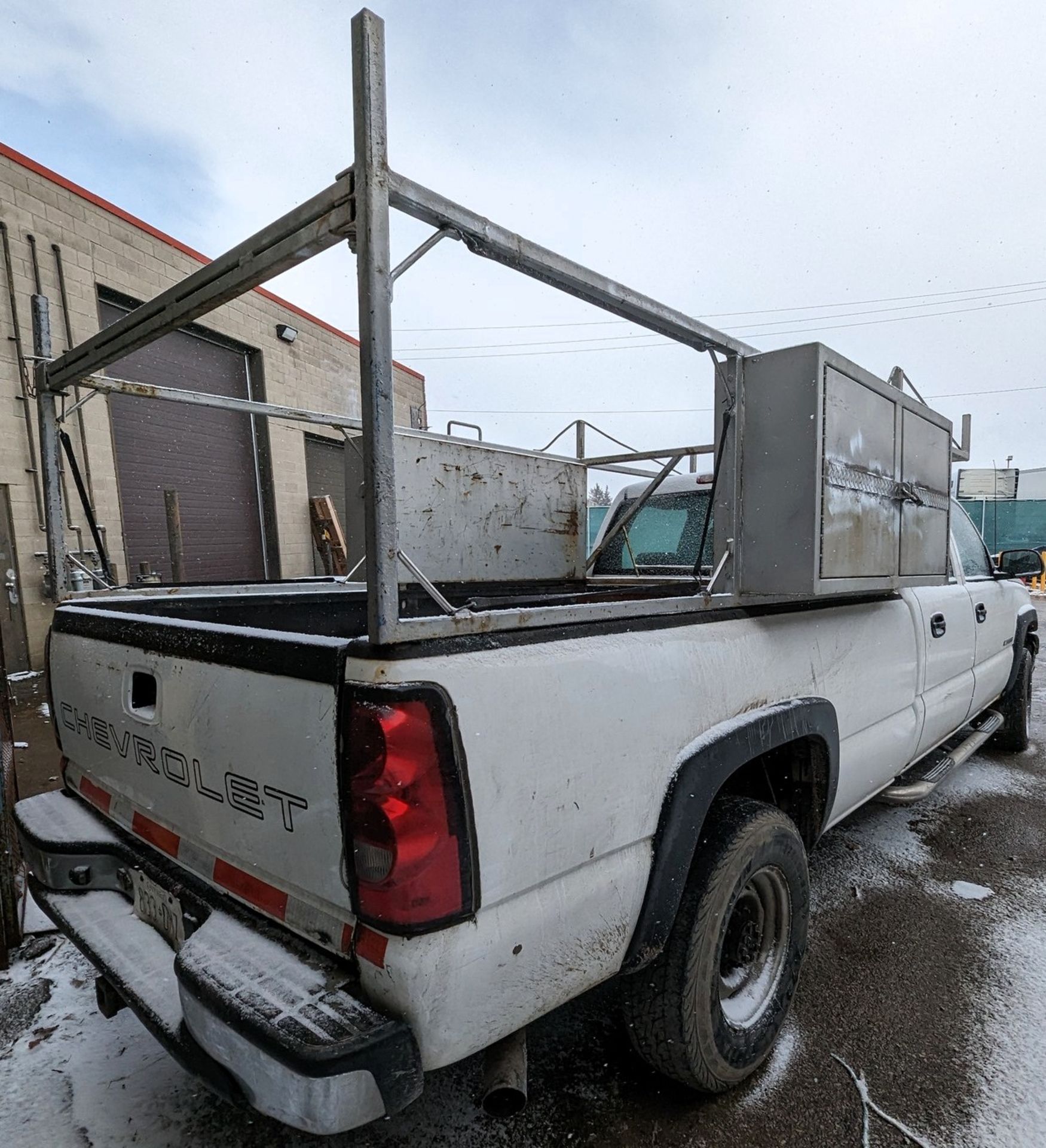 2004 CHEVROLET 2500HD SILVERADO PICKUP TRUCK, VIN# 1GCHC23UX4F151970, AUTO GL, V8, 8' BOX, GAS - Image 6 of 23