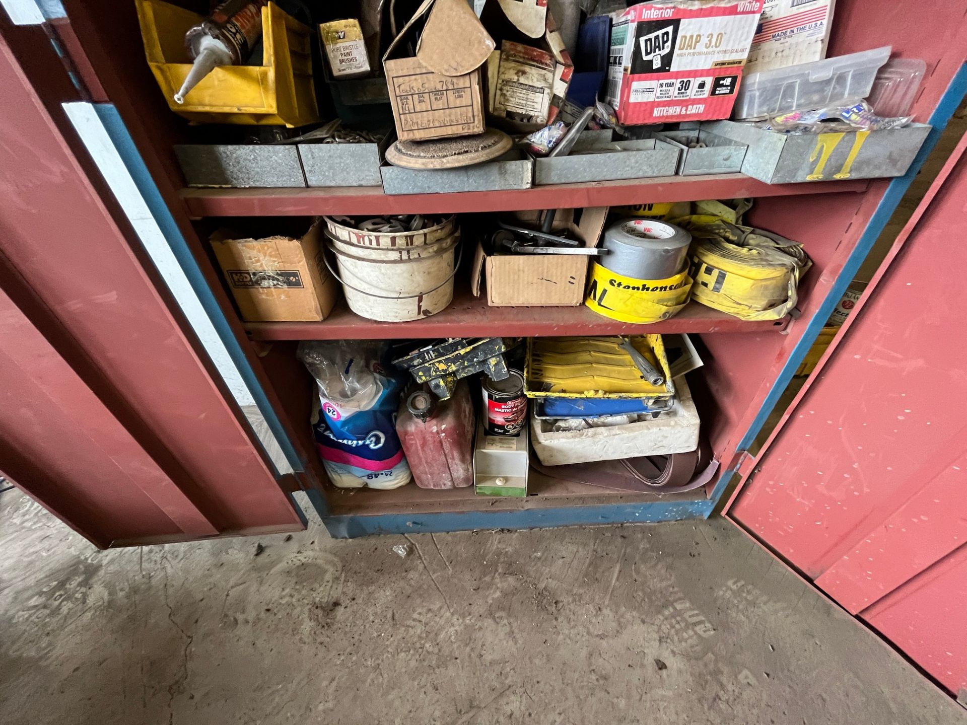 2-DOOR METAL STORAGE CABINET W/ MIXED HARDWARE - Image 4 of 5