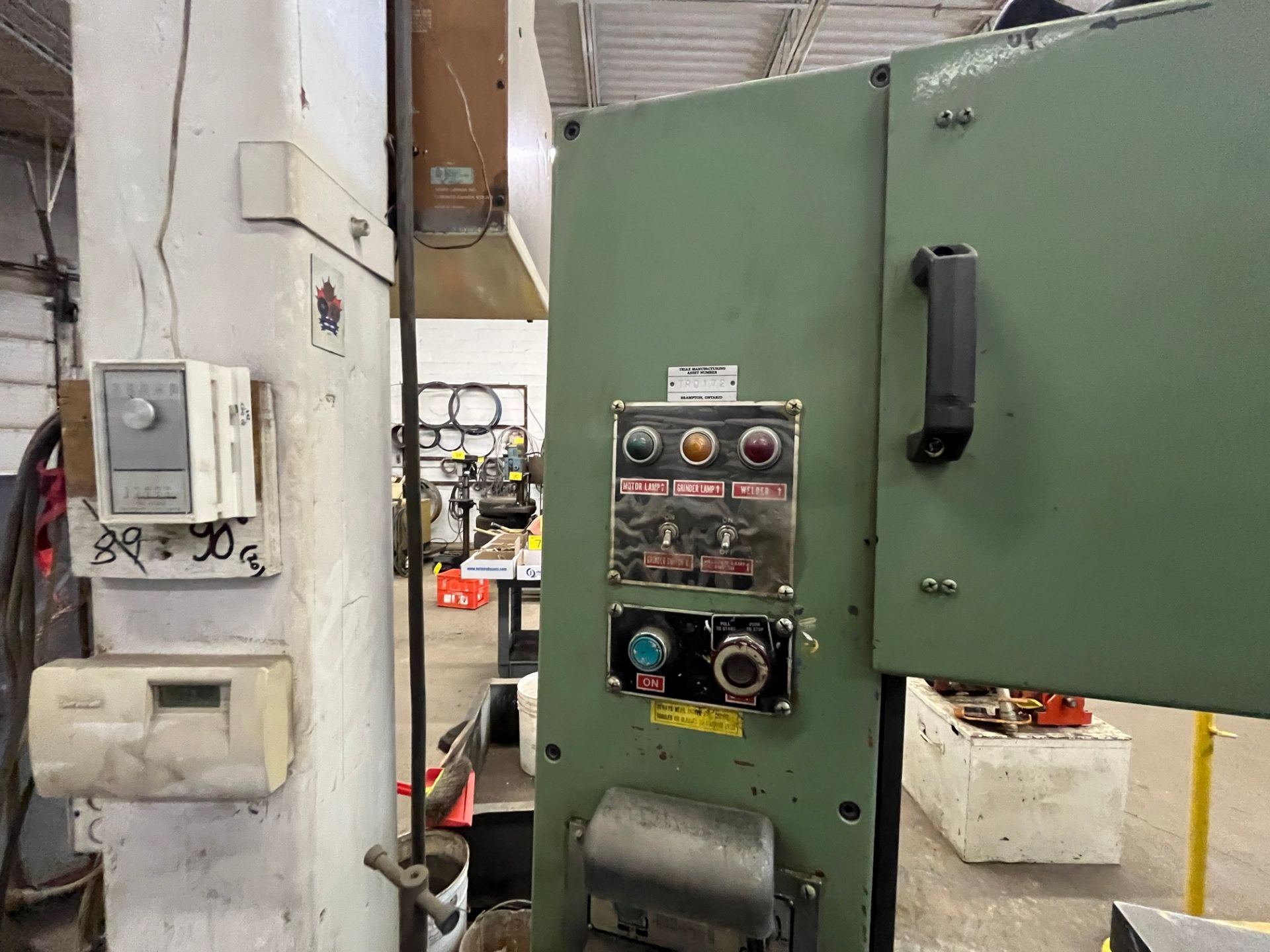 T-JAW T-500 VERTICAL BANDSAW, VARIABLE SPEED, 575V, 28" THROAT, 29" X 27" TABLE, BLADE WELDER, SPARE - Image 7 of 9