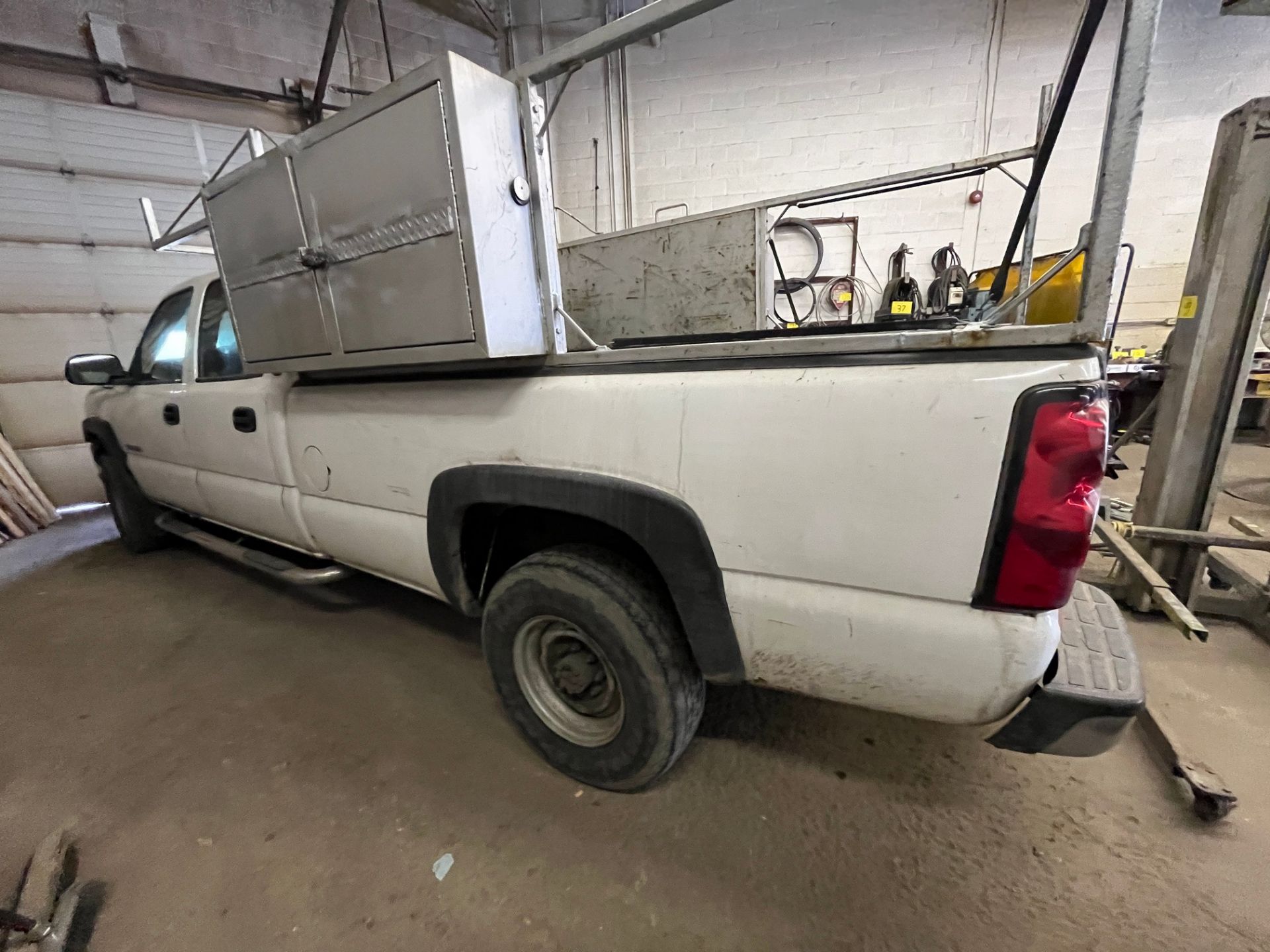 2004 CHEVROLET 2500HD SILVERADO PICKUP TRUCK, VIN# 1GCHC23UX4F151970, AUTO GL, V8, 8' BOX, GAS - Image 11 of 23