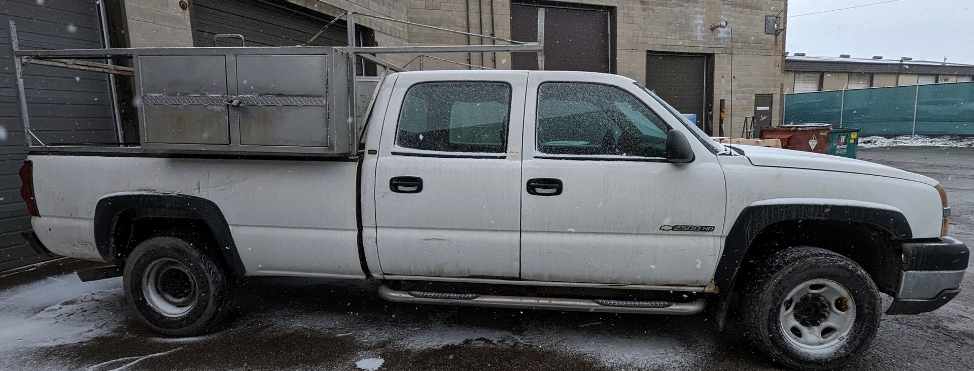 2004 CHEVROLET 2500HD SILVERADO PICKUP TRUCK, VIN# 1GCHC23UX4F151970, AUTO GL, V8, 8' BOX, GAS - Image 5 of 23