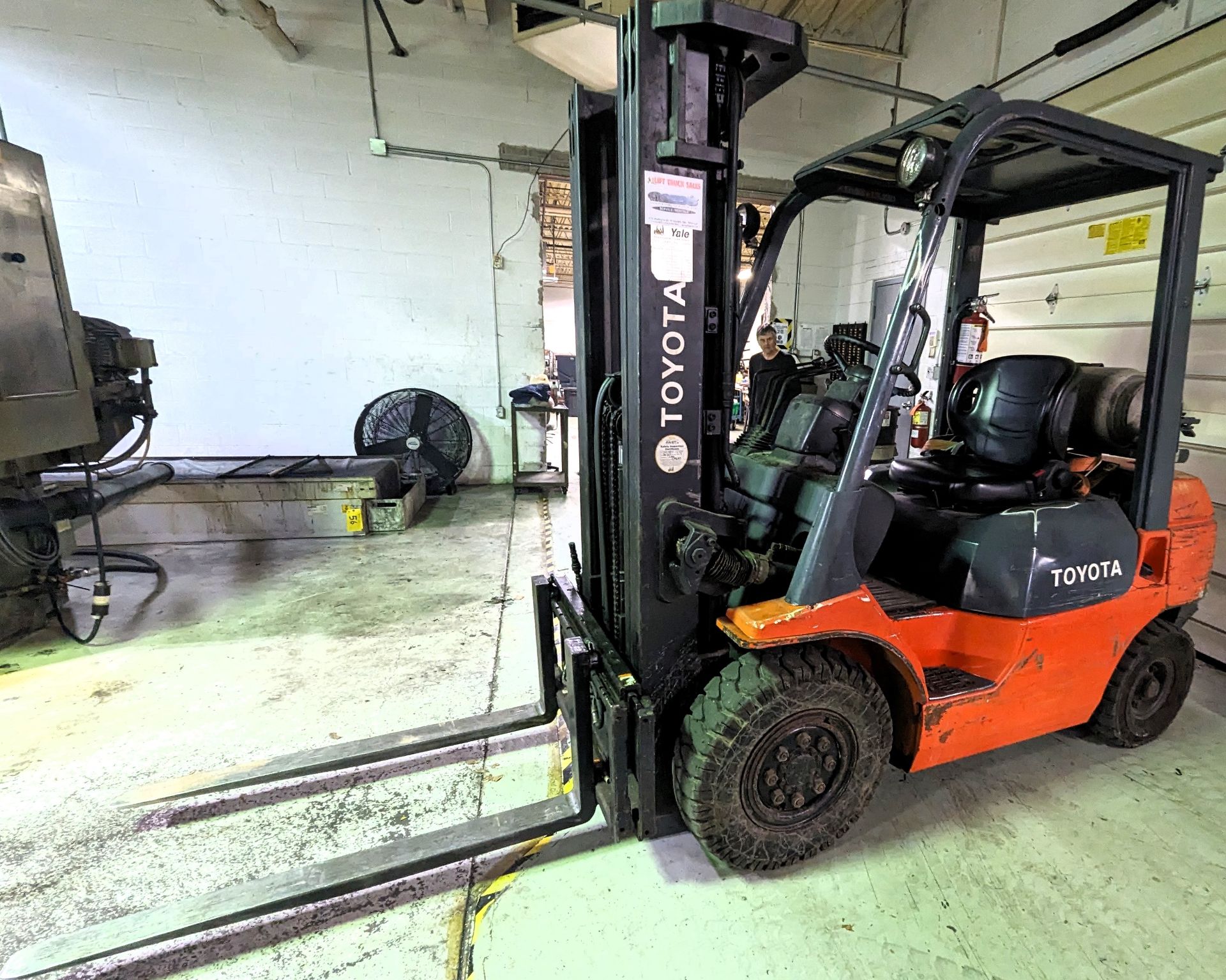 TOYOTA 42-7FG25 PROPANE FORKLIFT, 4,700LB CAP., 185” MAX LIFT, 3-STAGE MAST, SIDE SHIFT, OUTDOOR