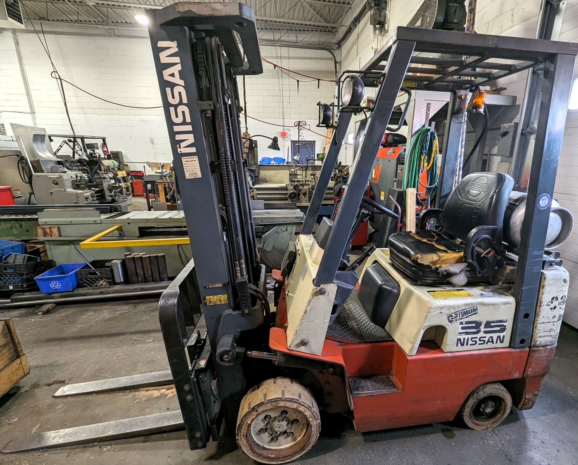 NISSAN CPJ01A18PV PROPANE FORKLIFT, 2,950LB CAP., 187” MAX LIFT, 3-STAGE MAST, SIDE SHIFT, APPROX. - Image 3 of 6