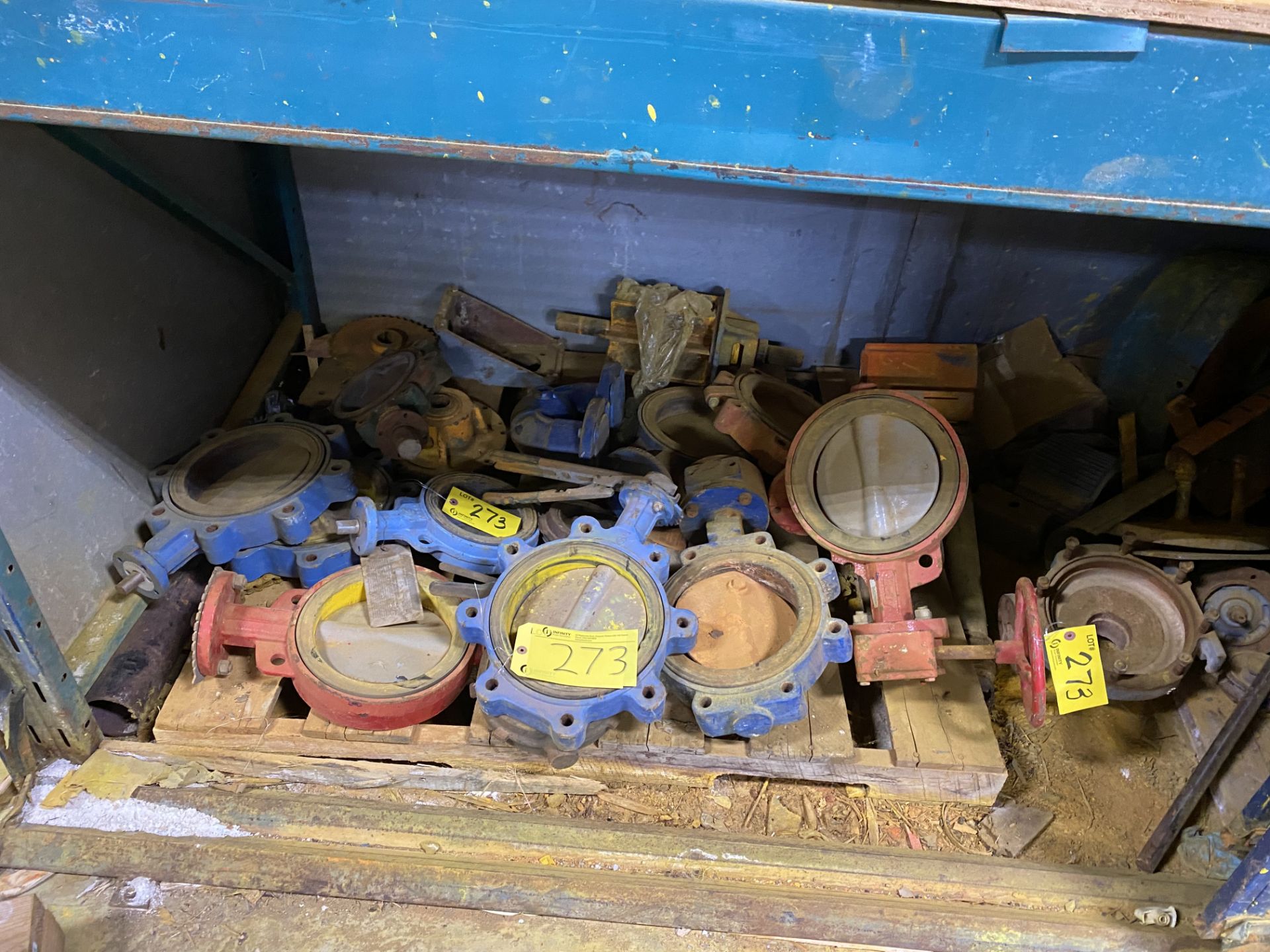 LOT OF MANUAL VALES (LOWER LEVEL)