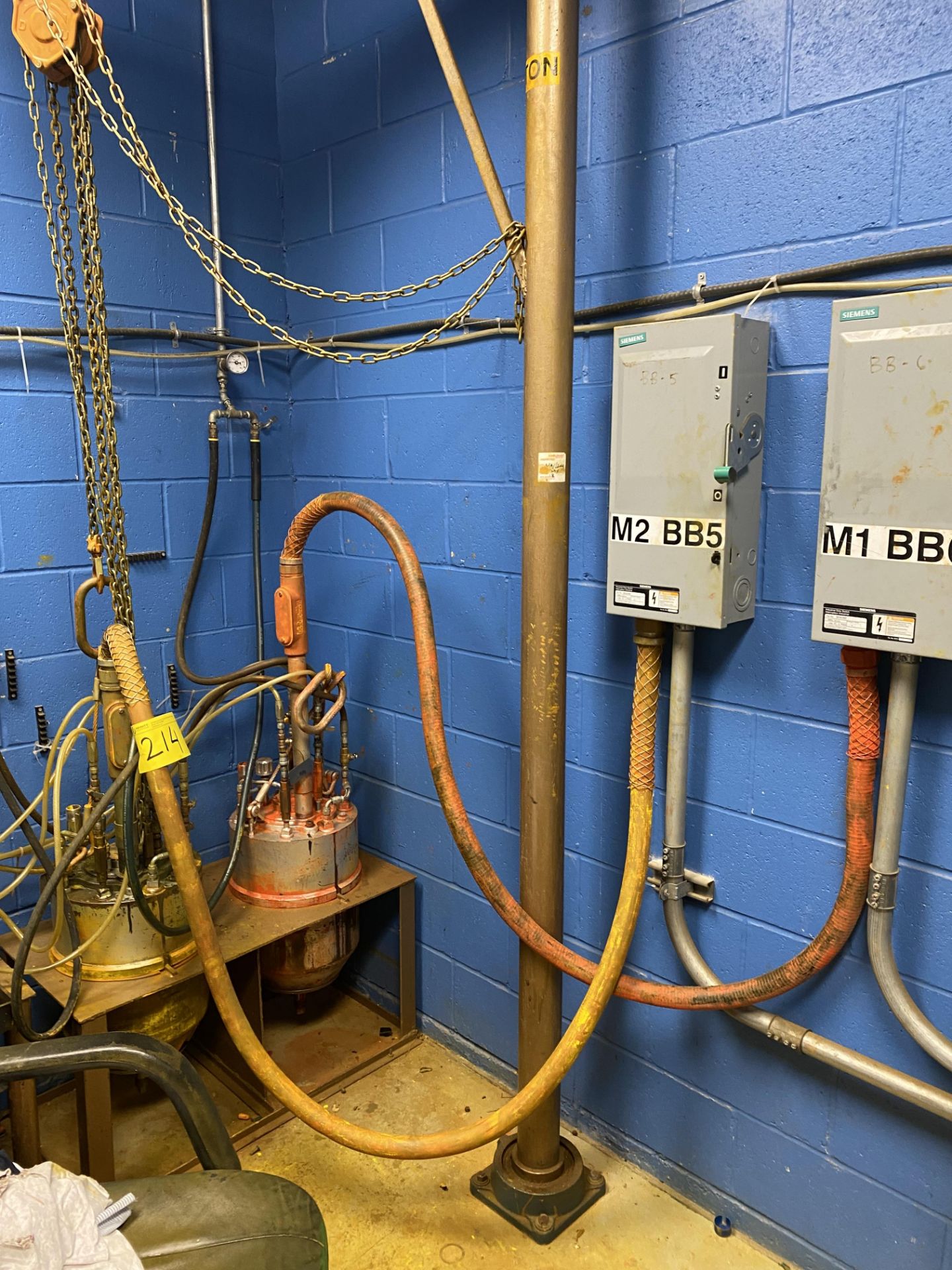 CONTENTS OF SPRAY HEAD REPAIR ROOM INCLUDING (3) SIEMENS CONTROL PANELS, PNEUMATIC SPRAY HEAD REPAIR - Image 3 of 10