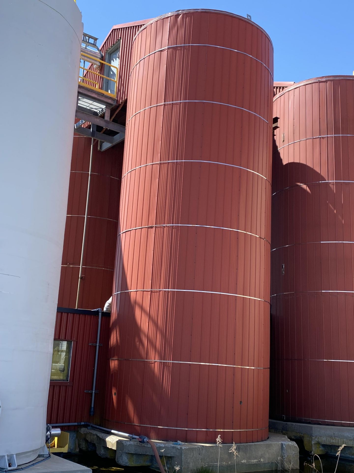 JACKETED STAINLESS STEEL INTERIOR SILO, APPROX. 12'DIA. X 35'H, TANK 10-41 (RIGIGNG FEE $2,200 USD)