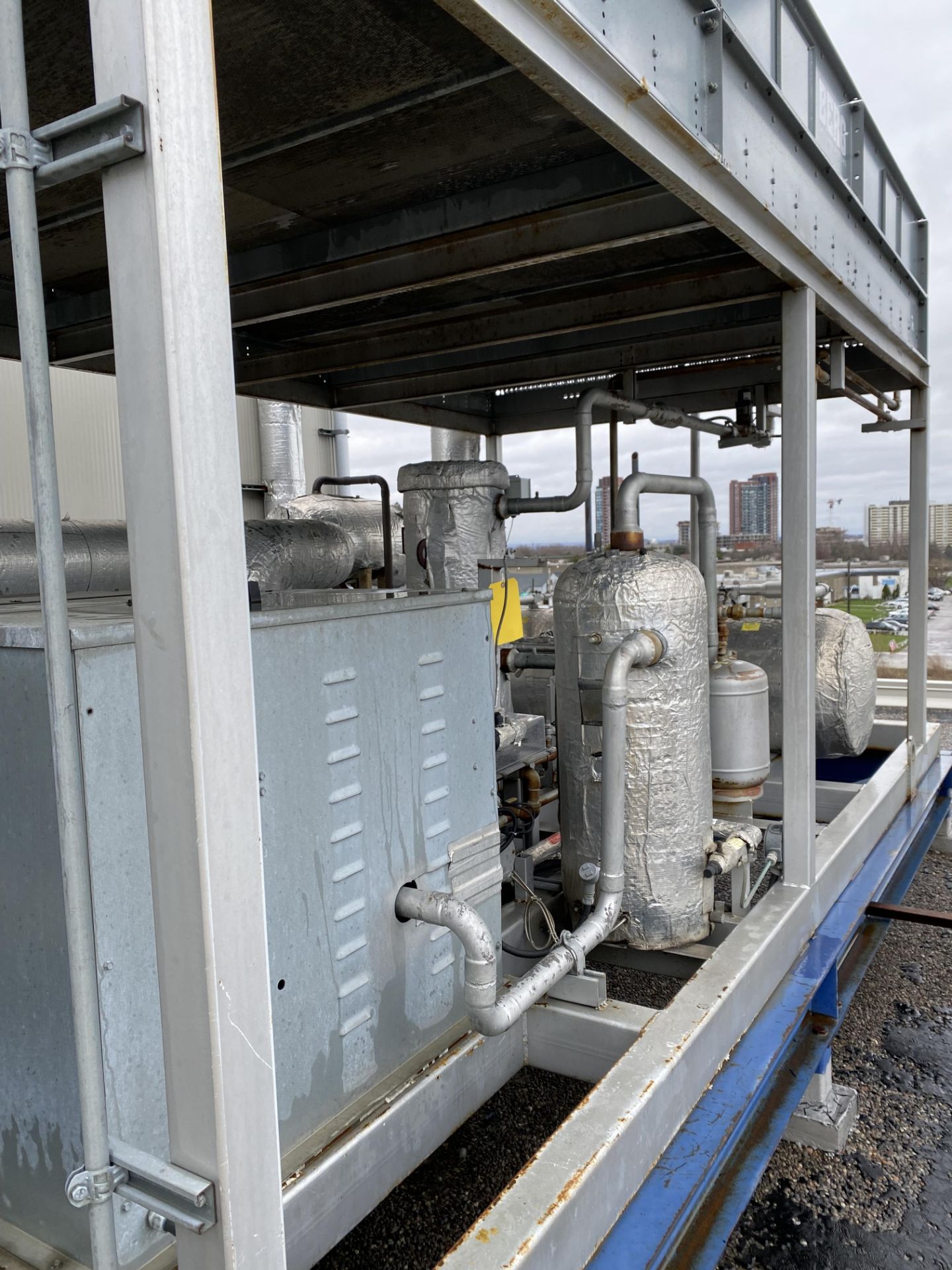 BERG APQ-125-1/0 OUTDOOR AIR COOLED SKID MOUNTED CHILLER, 125HP, S/N S03440A-AJ1-0319 (ON ROOF) ( - Image 6 of 7