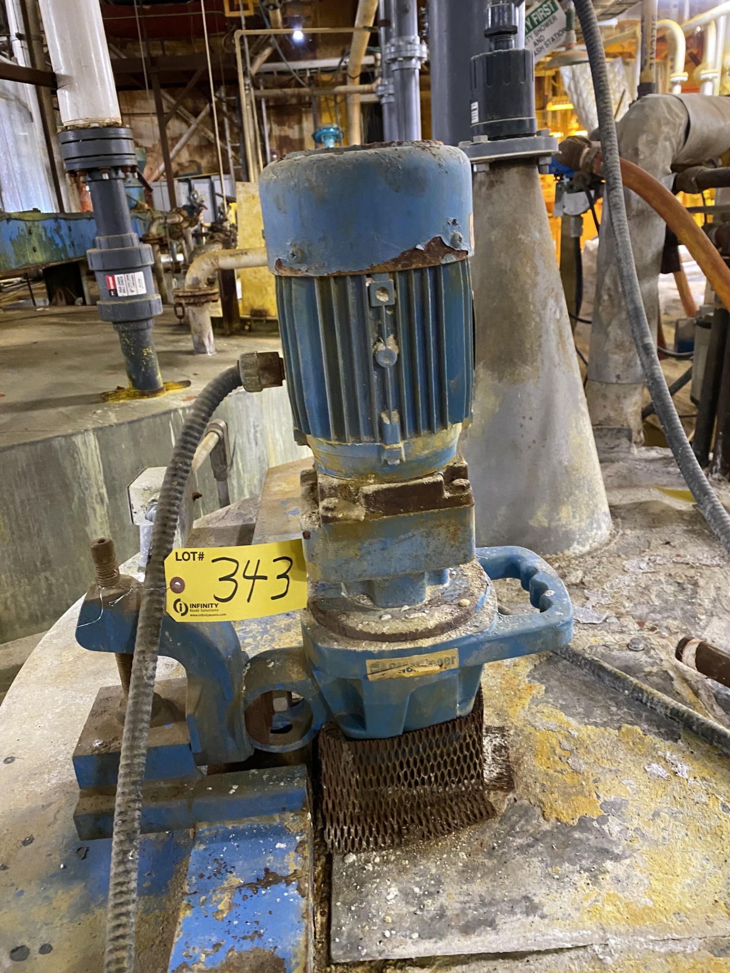 CHEMINEER 2HP MOTOR AND MIXING ATTACHMENT W/ APPROX. 4'DIA. X 7'H FIBERGLASS TANK