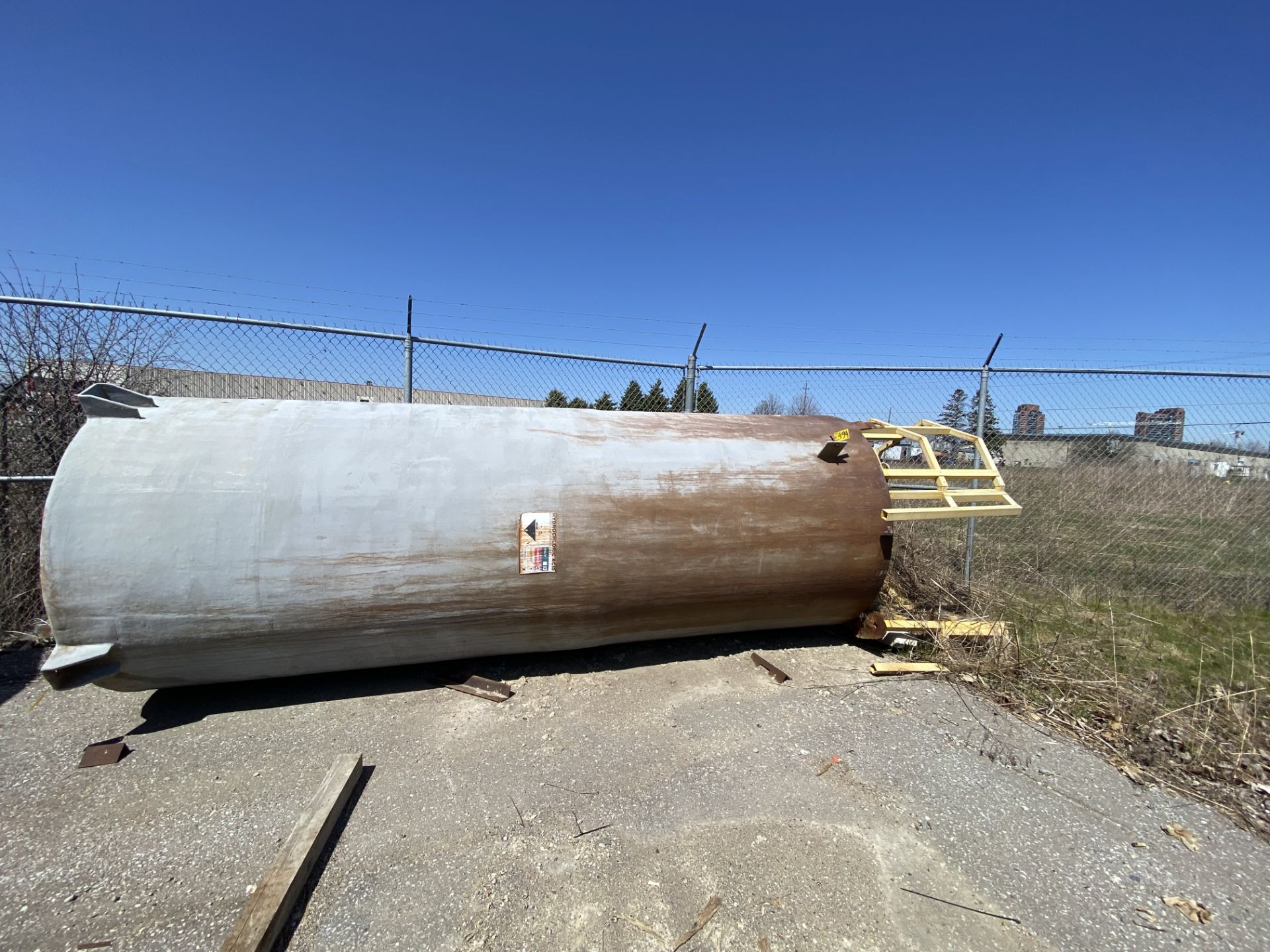 HYDROCHLORIC ACID TANK AND (3) WATER FILTRATION TANKS IN AREA (RIGGING FEE $2,200 USD)