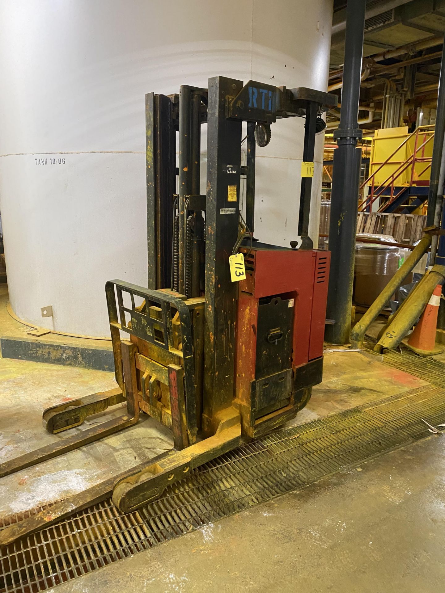 RAYMOND EASL ELECTRIC REACH TRUCK, 3,000LB CAP., 186" MAX LIFT, 24V, S/N ET-A-94-00145 W/ CHARGER