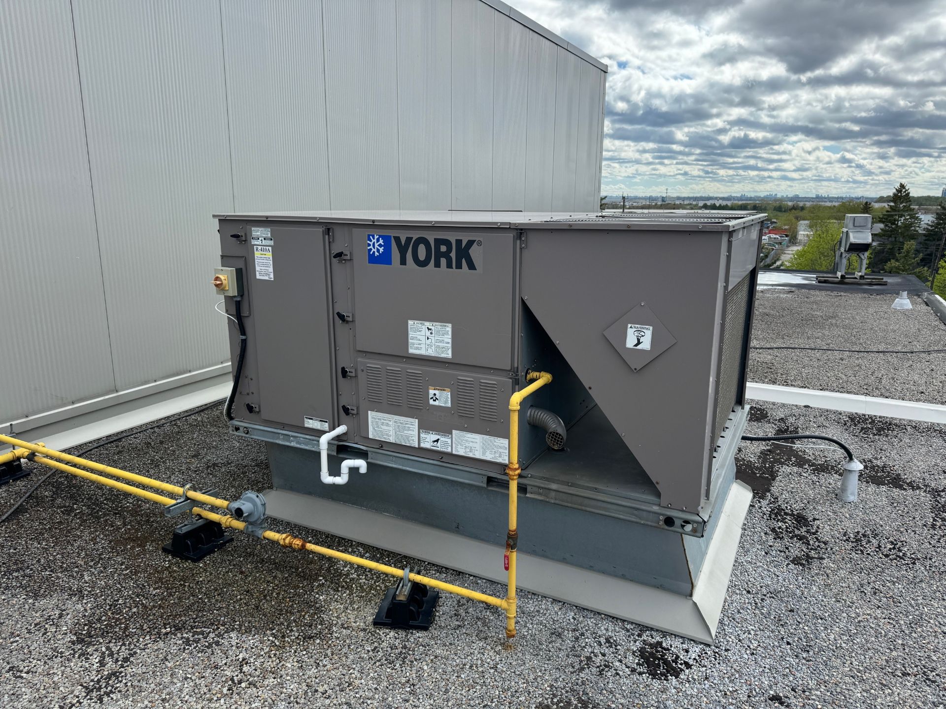 YORK ZF090N15N5AAA5A ROOFTOP AIR CONDITIONING UNIT, S/N N1B4454170, 575-3-60, NATURAL GAS, 180,000
