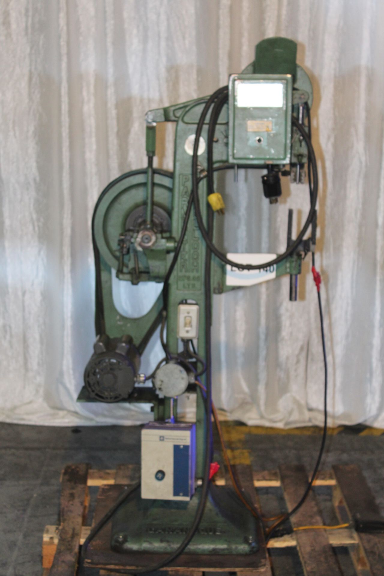 RIVETTING MACHINE