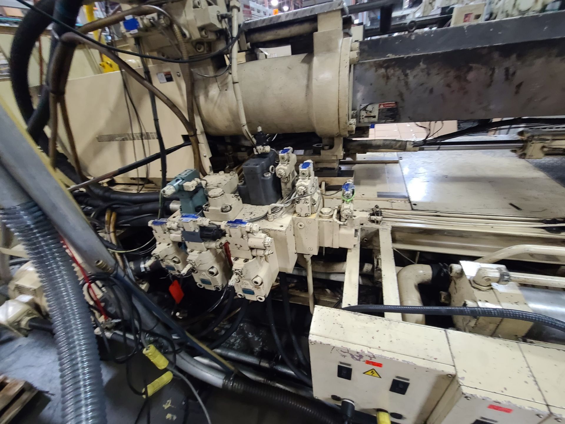 TOSHIBA 950-TON INJECTION MOLDER - Image 71 of 142