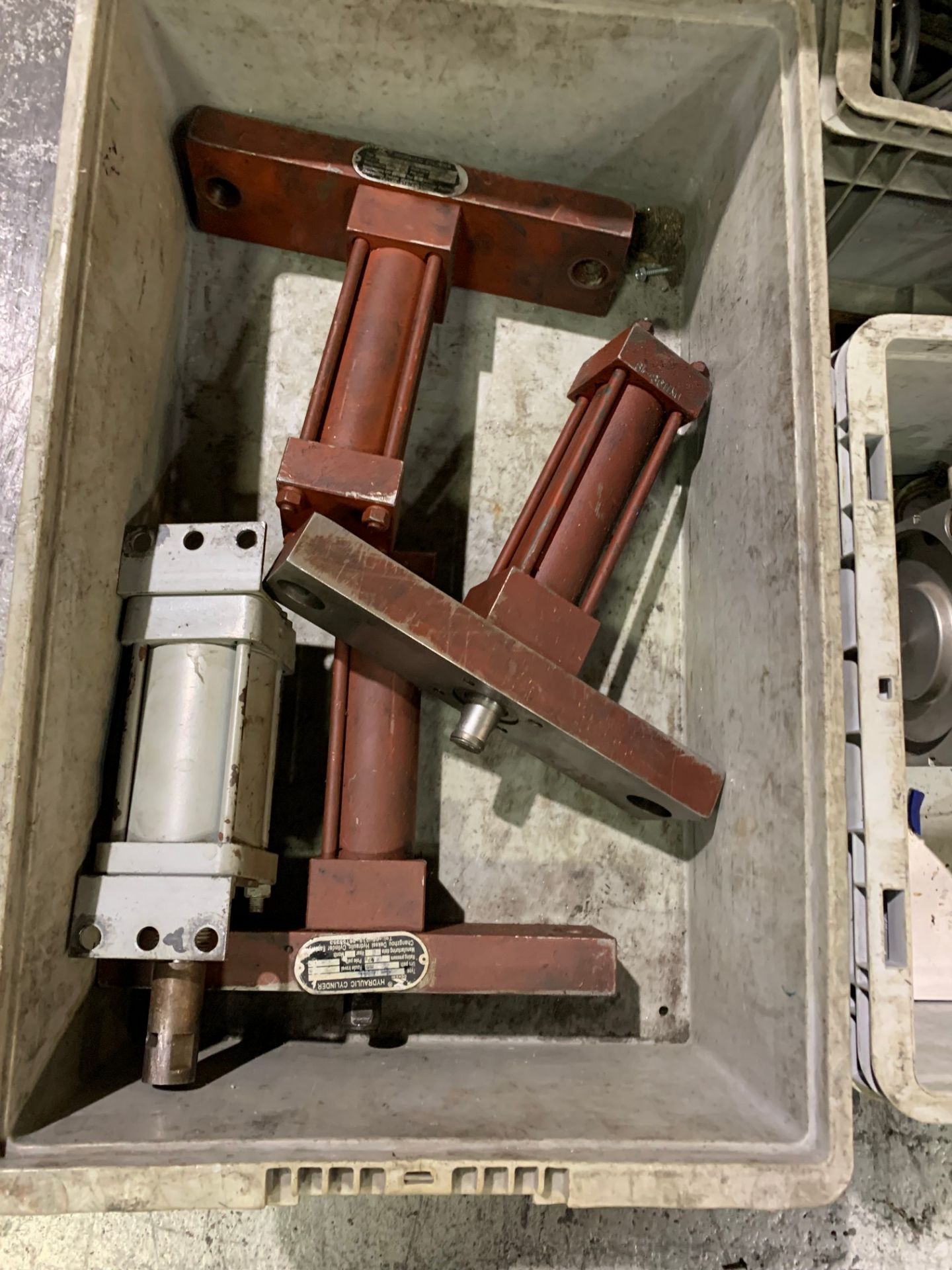 HYDRAULIC CYLINDERS - Image 4 of 4