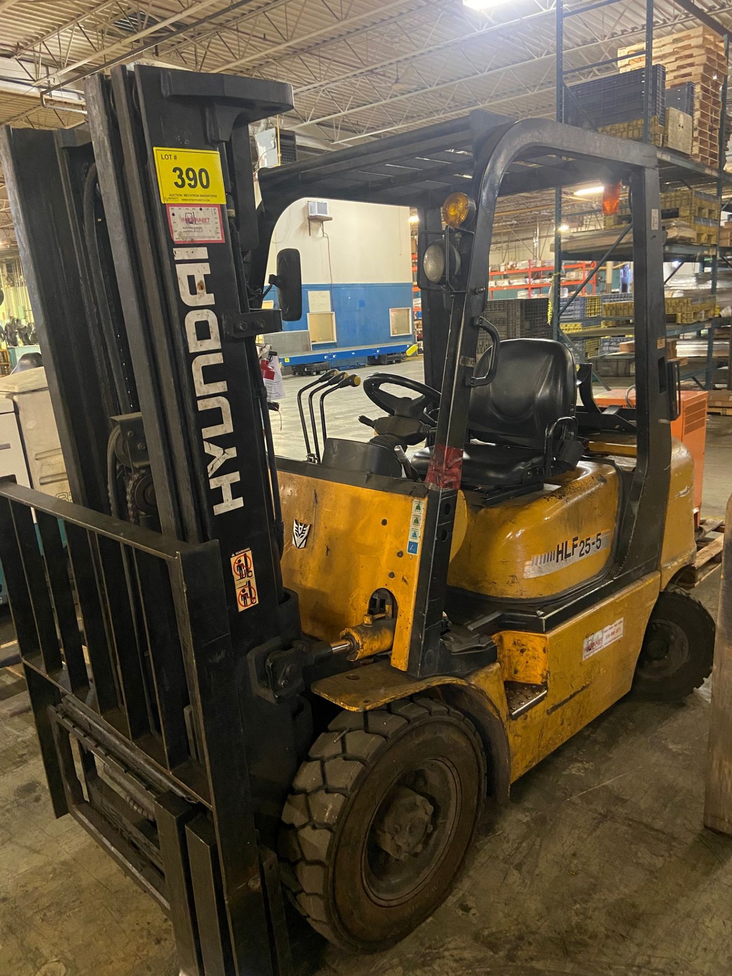 HYUNDAI HLF 25-5 FORKLIFT, PROPANE POWERED, 3-STAGE MAST, SIDE SHIFT, 4,250 LBS CAPACITY, 124" LIFT,