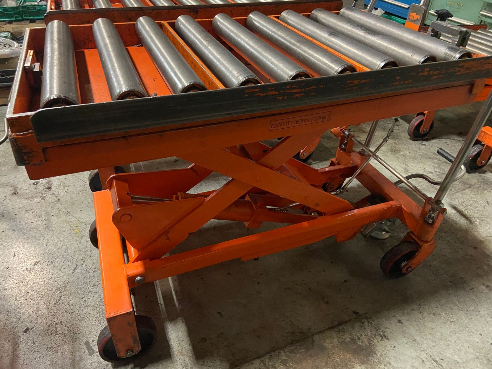 PORTABLE DIE LIFT TABLE ON CASTORS, 1650 LBS, C/W 19" X 39" ROLL TOP CONVEYOR & CABLE WINCH - Image 2 of 4