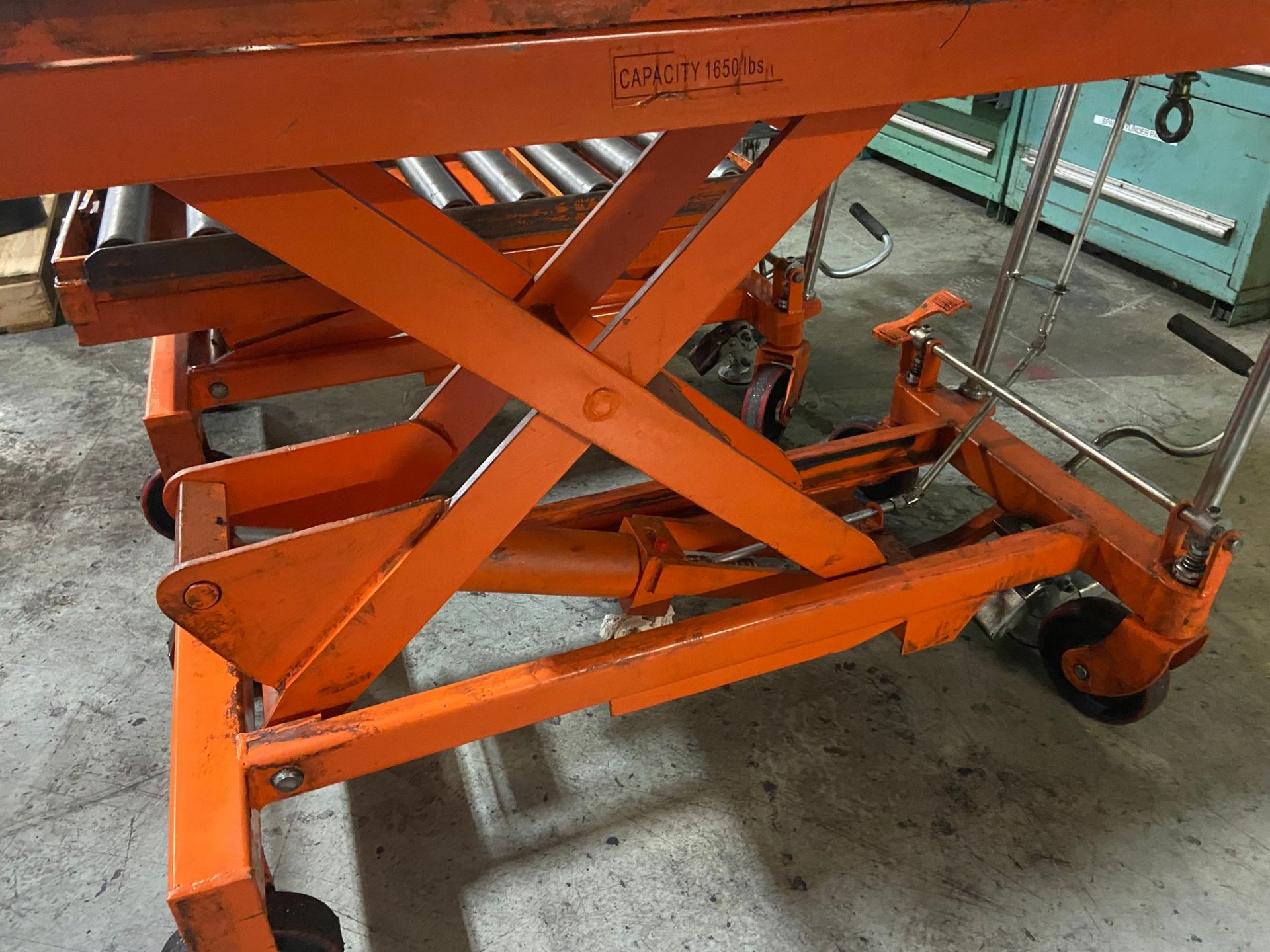 PORTABLE DIE LIFT TABLE ON CASTORS, 1650 LBS, C/W 19" X 39" ROLL TOP CONVEYOR & CABLE WINCH - Image 2 of 4