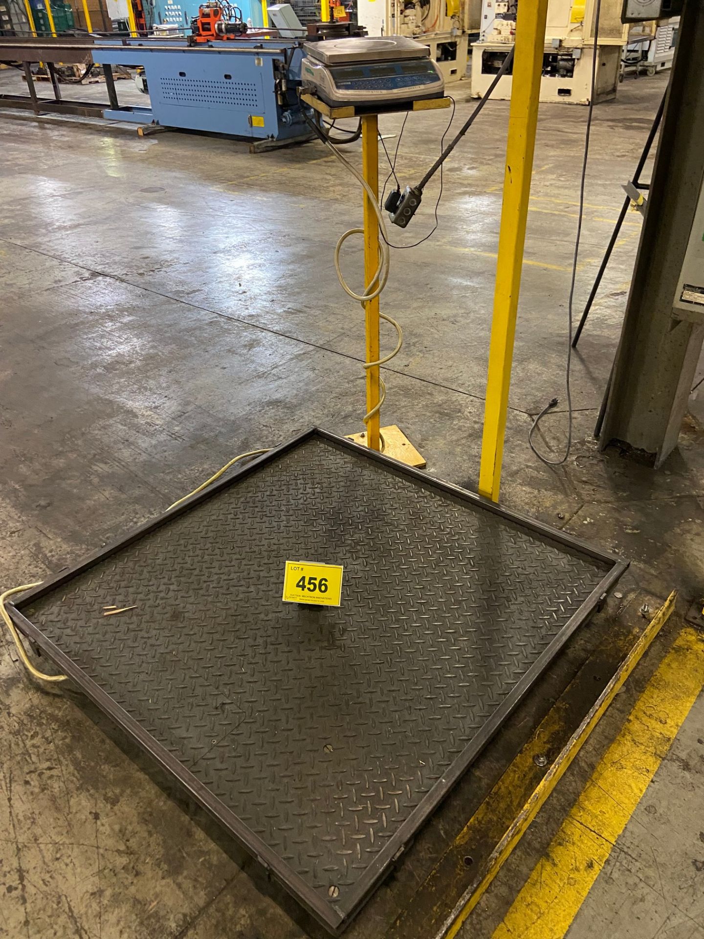 WORLD WEIGH 5,000 LBS FLOOR PLATFORM SCALE C/W WORLD WEIGH C-100/60 DIGITAL READ-OUT SCALE, S/N: