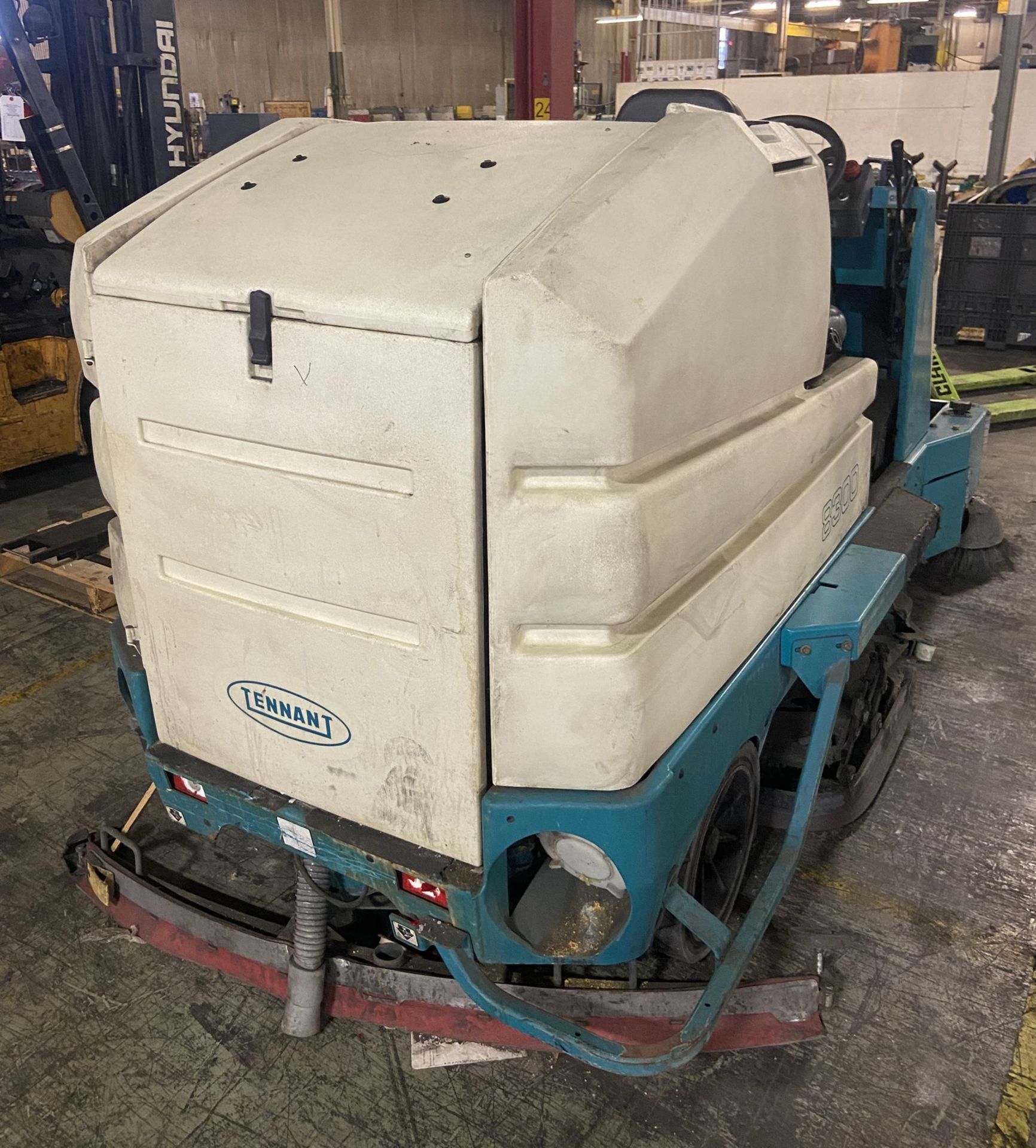 TENNANT 8300 RIDE-ON FLOOR SWEEPER WASHER (NOTE: UNIT MAY NEED ATTENTION AS CONDITION UNKNOWN) - Image 6 of 6