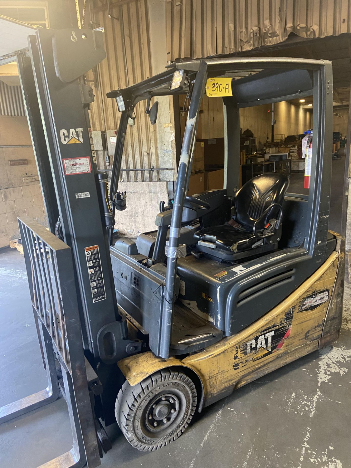 CAT 3-WHEEL ELECTRIC FORKLIFT W/ BATTERY CHARGER (NOTE: SUBJECT TO LATE REMOVAL, PICKUP AFTER MAY - Image 2 of 7