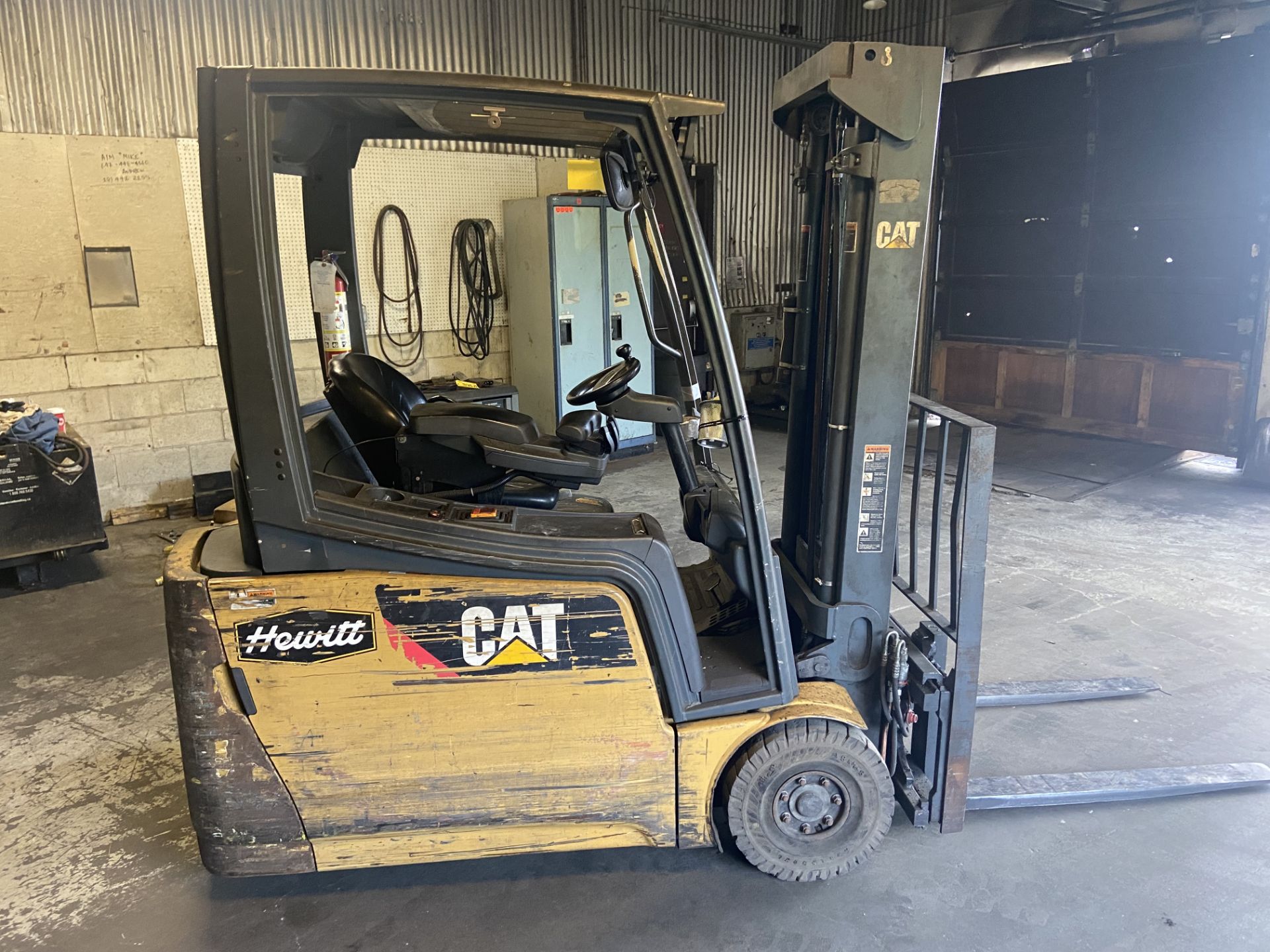 CAT 3-WHEEL ELECTRIC FORKLIFT W/ BATTERY CHARGER (NOTE: SUBJECT TO LATE REMOVAL, PICKUP AFTER MAY - Image 5 of 7