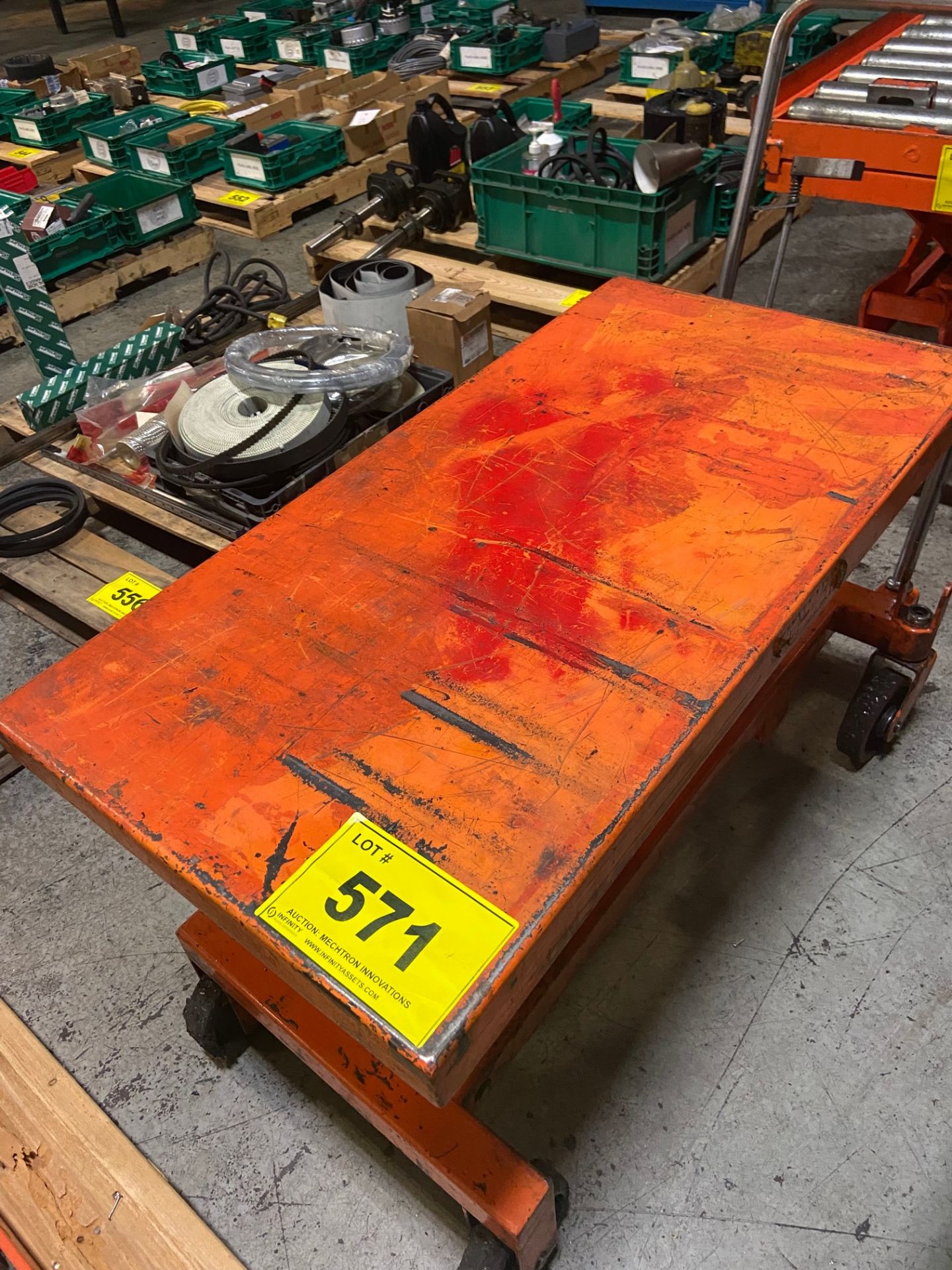 PORTABLE DIE LIFT TABLE ON CASTORS, 1650 LBS, C/W 19" X 39"