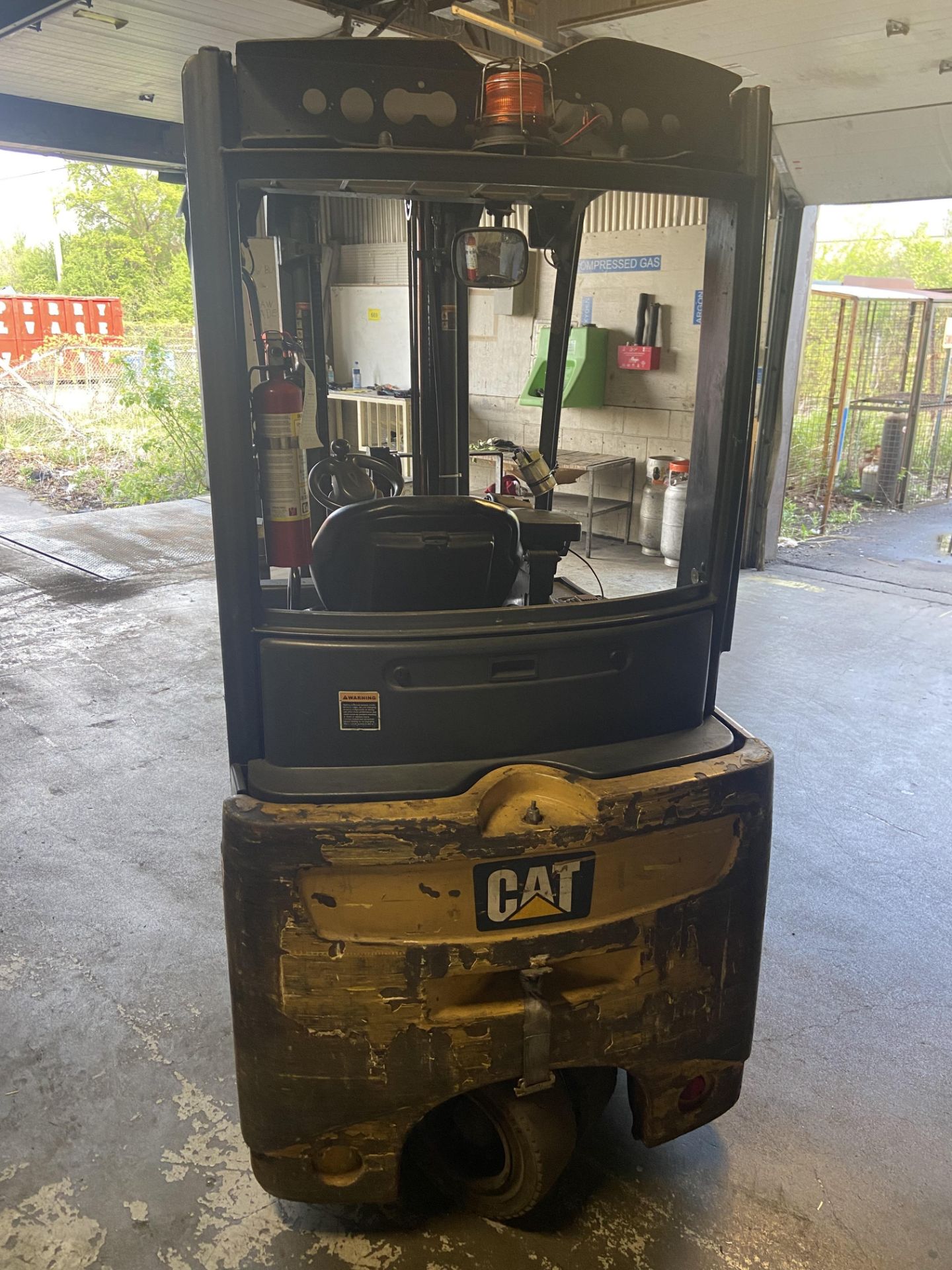 CAT 3-WHEEL ELECTRIC FORKLIFT W/ BATTERY CHARGER (NOTE: SUBJECT TO LATE REMOVAL, PICKUP AFTER MAY - Image 4 of 7