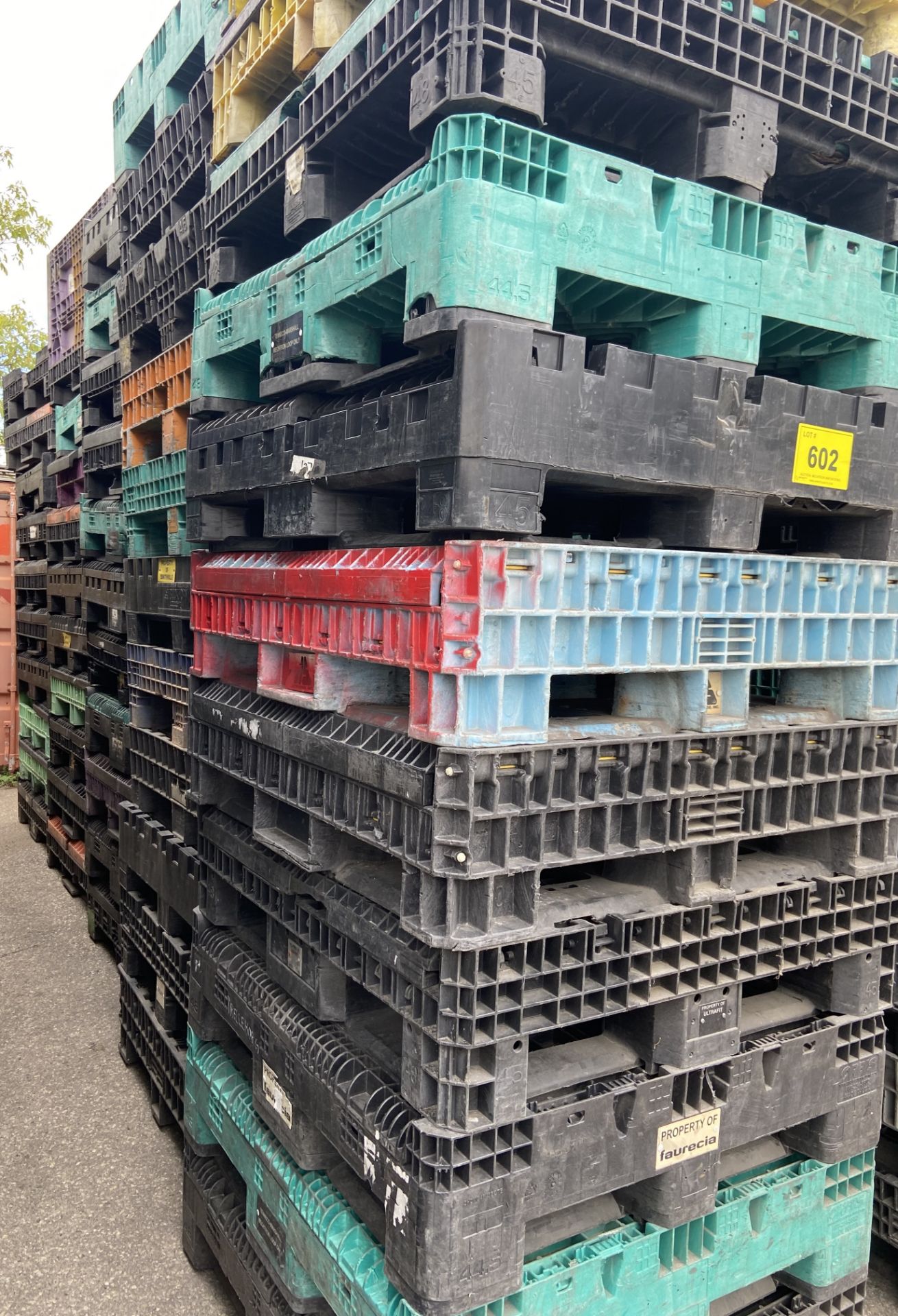 LOT OF (100) 42" X 48" FOLDING PLASTIC BINS (NOTE: SOME DAMAGED) - Image 6 of 6