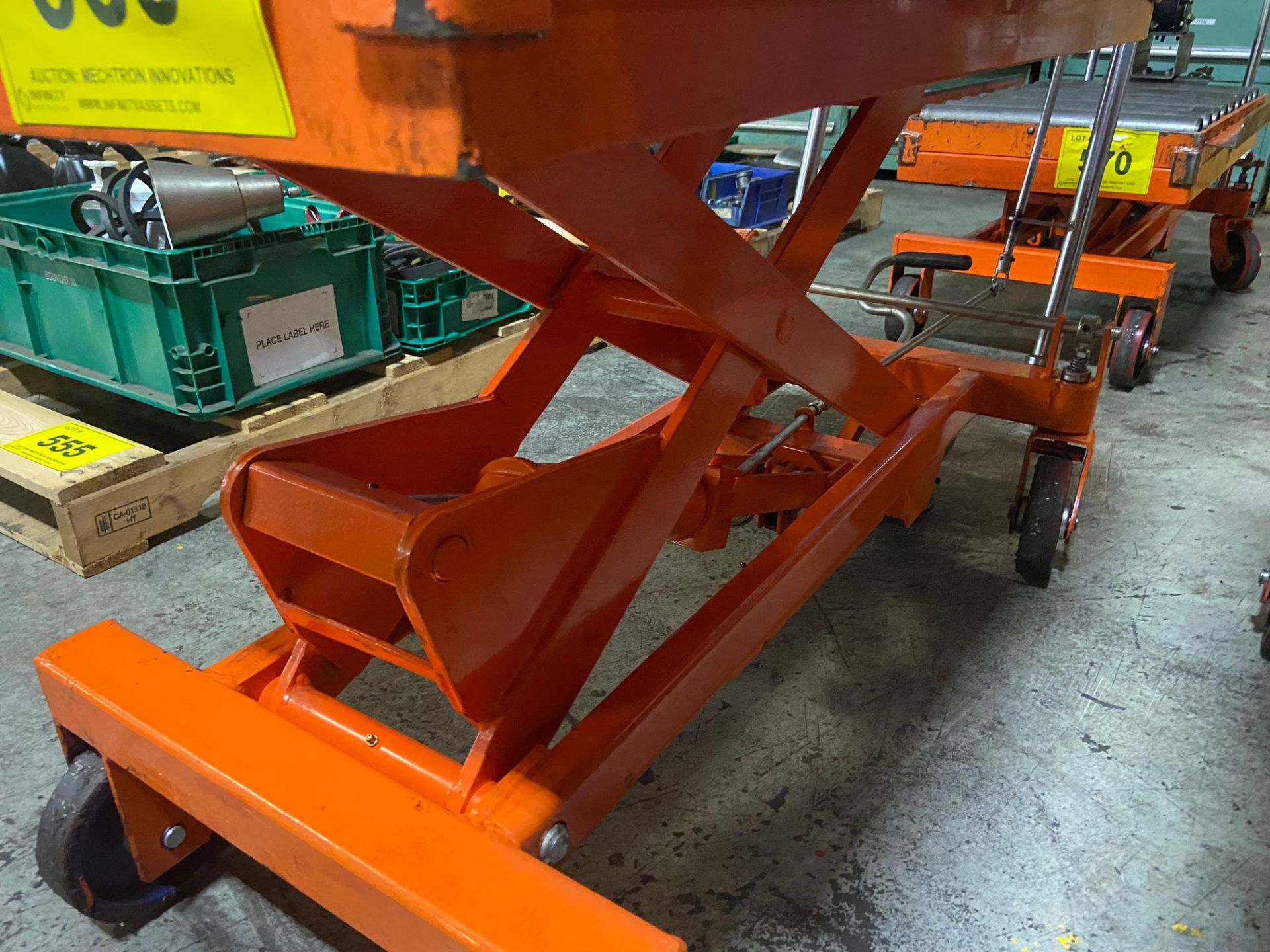 PORTABLE DIE LIFT TABLE ON CASTORS, 1650 LBS, C/W 19" X 39" ROLL TOP CONVEYOR & CABLE WINCH - Image 2 of 7