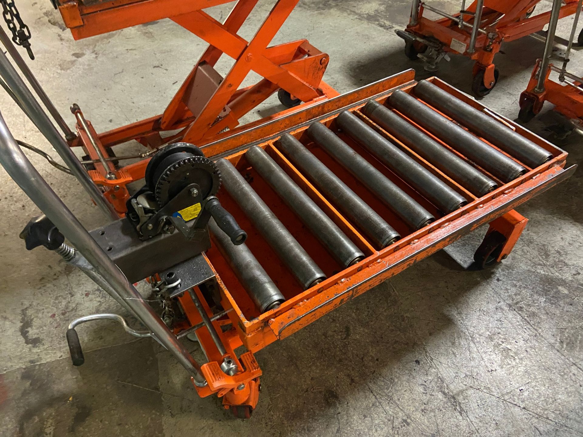 PORTABLE DIE LIFT TABLE ON CASTORS, 1650 LBS, C/W 19" X 39" ROLL TOP CONVEYOR & CABLE WINCH - Image 2 of 4