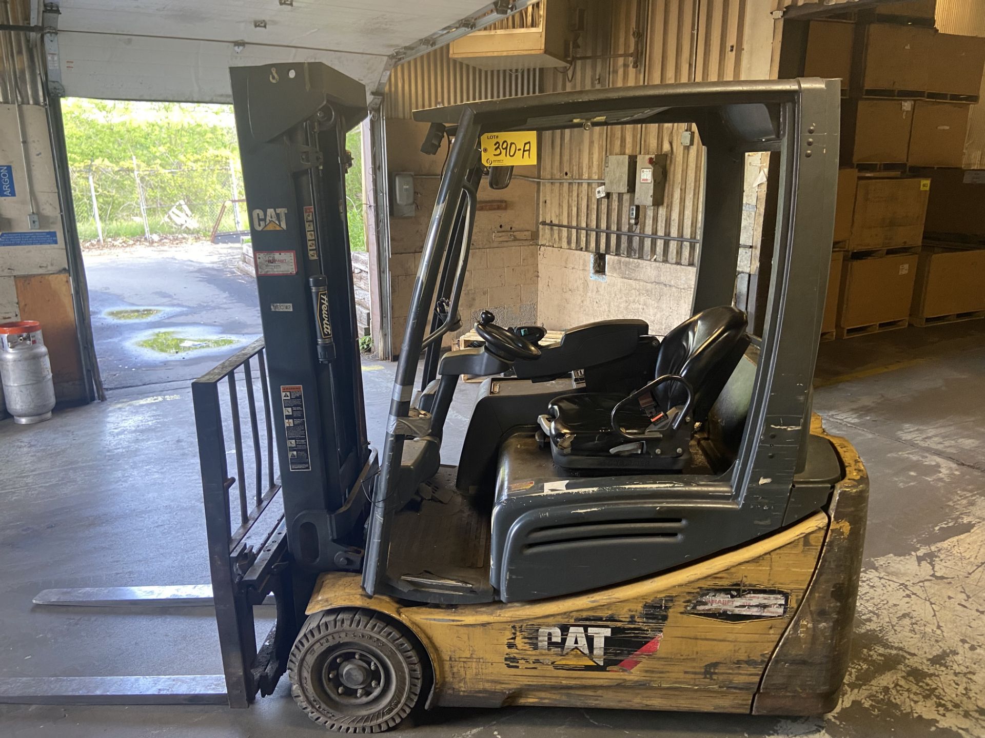 CAT 3-WHEEL ELECTRIC FORKLIFT W/ BATTERY CHARGER (NOTE: SUBJECT TO LATE REMOVAL, PICKUP AFTER MAY - Image 3 of 7