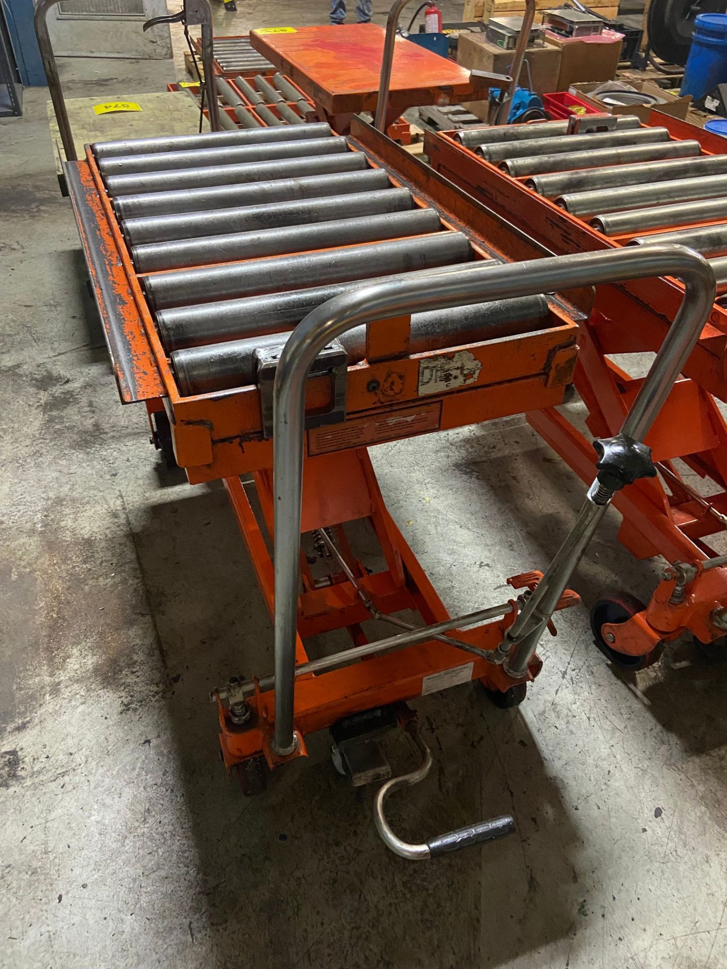 PORTABLE DIE LIFT TABLE ON CASTORS, 1650 LBS, C/W 19" X 39" ROLL TOP CONVEYOR & CABLE WINCH - Image 3 of 4