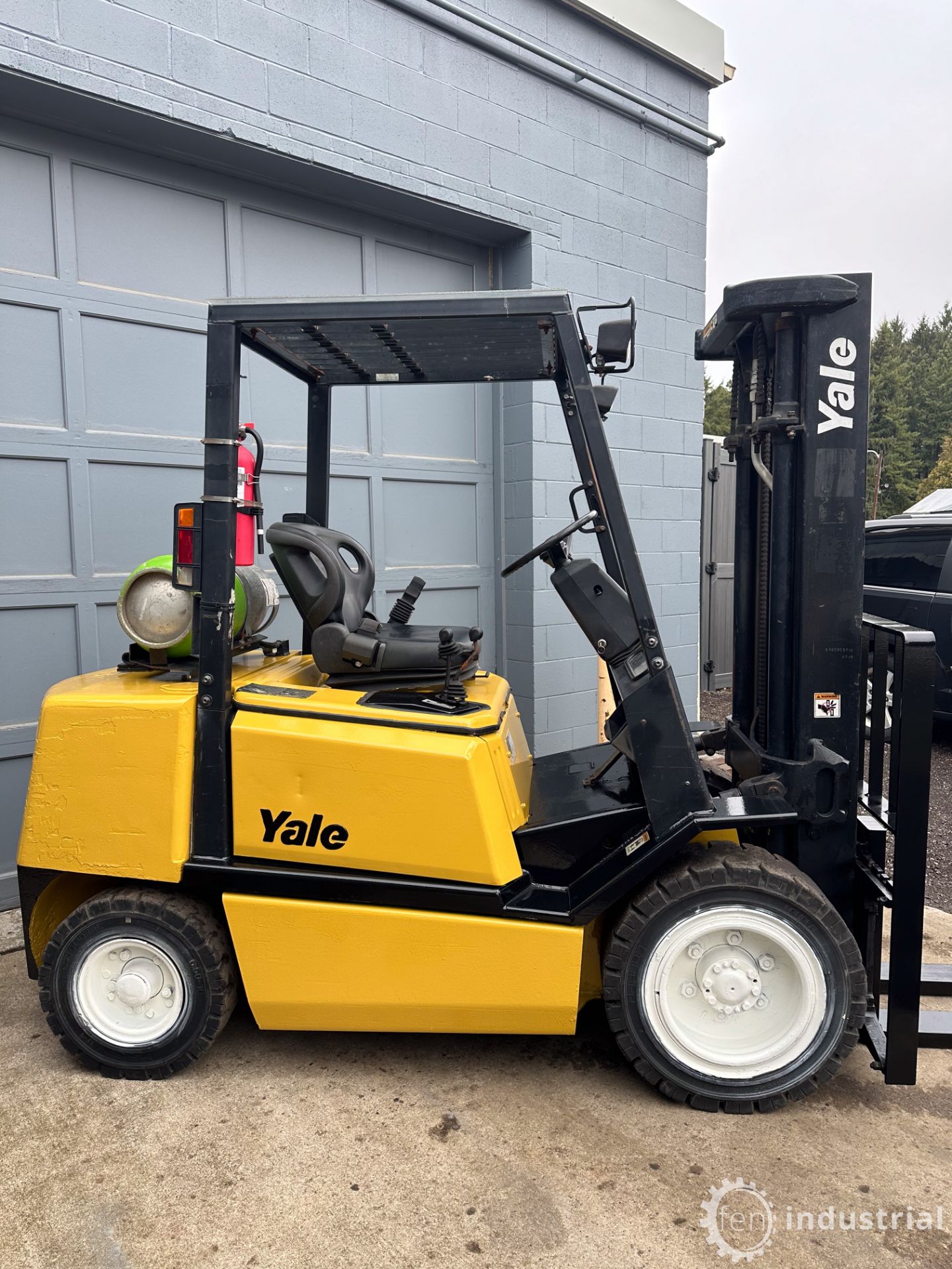 YALE GLP060TFNUAE087 PROPANE FORKLIFT, 6,000LB CAP., 188” MAX LIFT, 3-STAGE MAST, PNEUMATIC TIRES, - Image 4 of 20