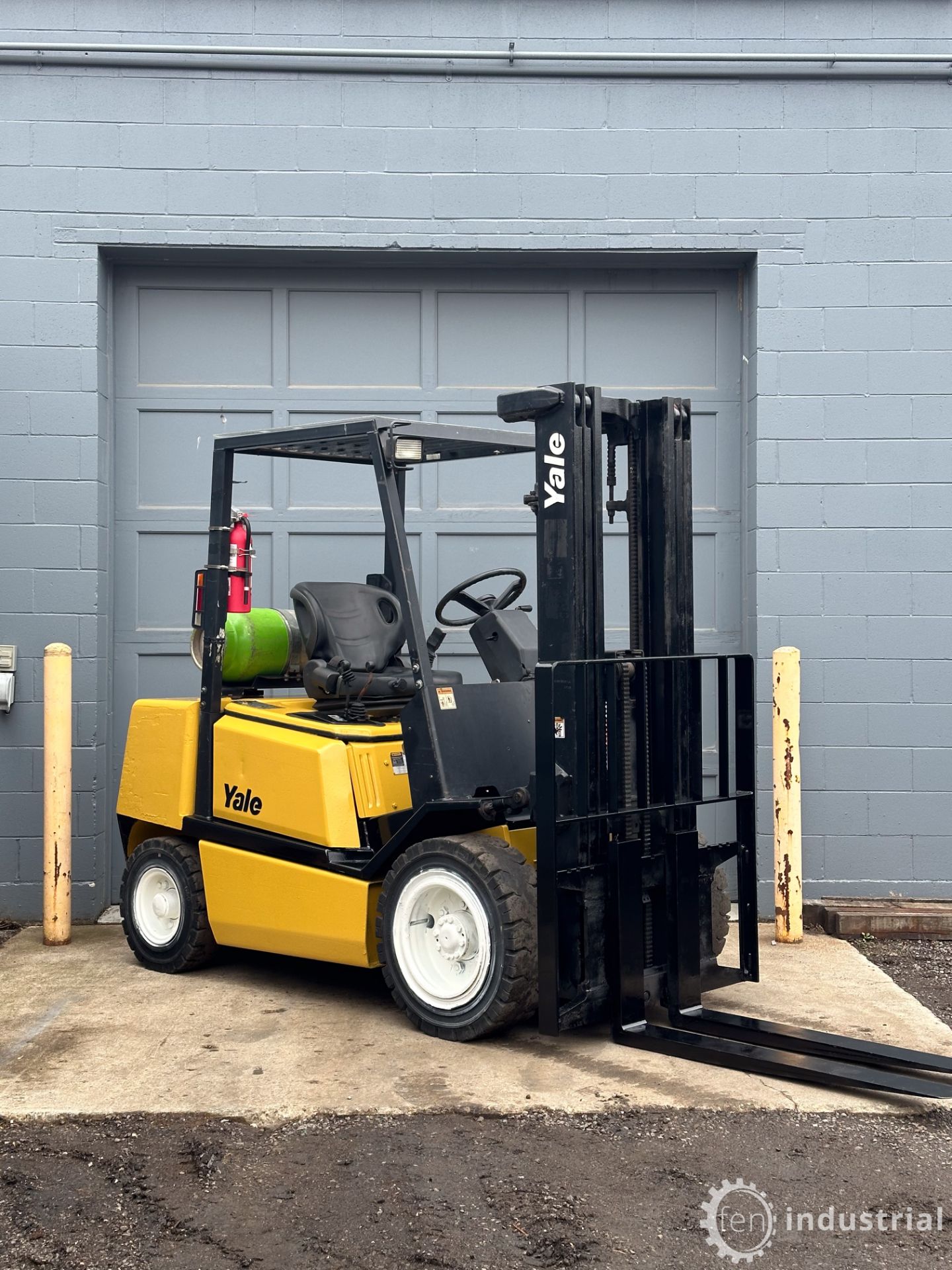 YALE GLP060TFNUAE087 PROPANE FORKLIFT, 6,000LB CAP., 188” MAX LIFT, 3-STAGE MAST, PNEUMATIC TIRES, - Image 15 of 20