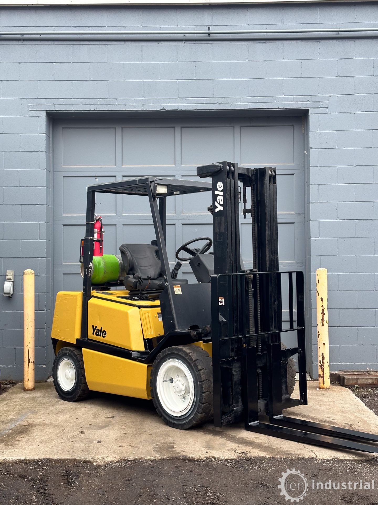 YALE GLP060TFNUAE087 PROPANE FORKLIFT, 6,000LB CAP., 188” MAX LIFT, 3-STAGE MAST, PNEUMATIC TIRES, - Image 3 of 20