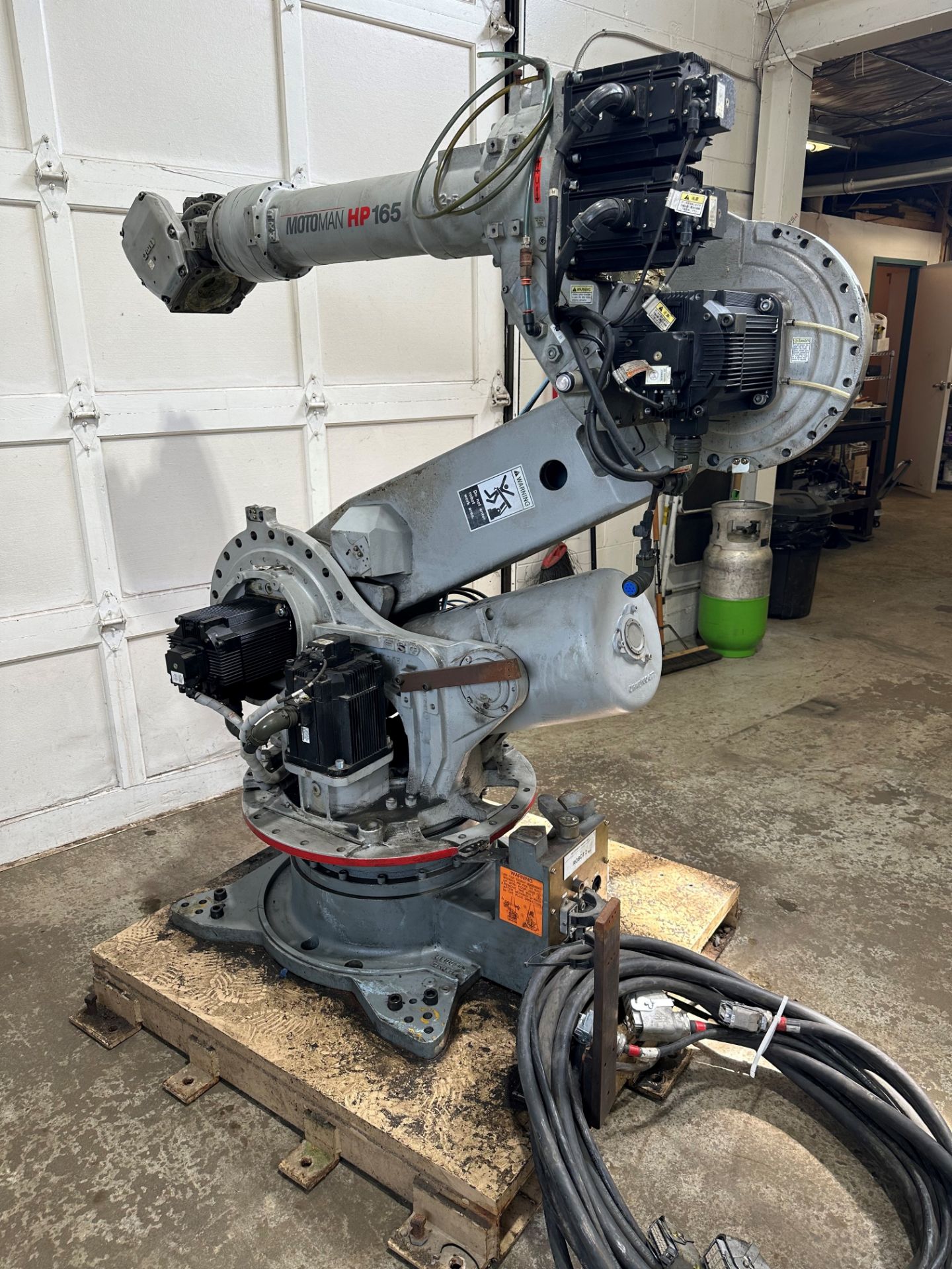 2005 MOTOMAN HP165 ROBOT, TYPE YR-HP165-A00, 165KG PAYLOAD W/ CABLES (ROBOT ARM ONLY) (LOCATED IN