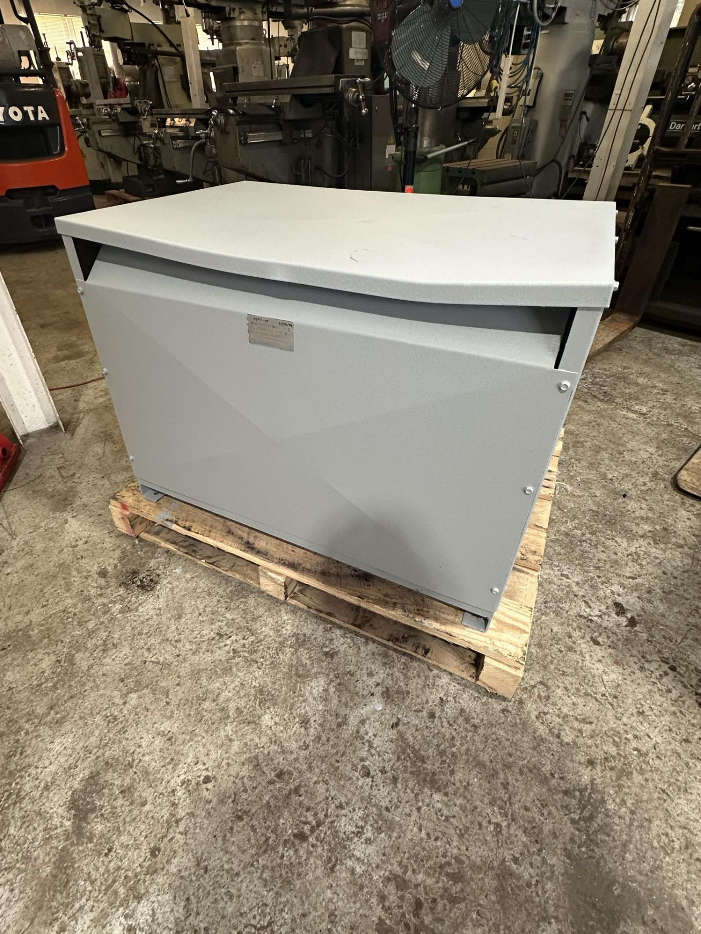 75KVA TRANSFORMER, 3 PHASE, 600V TO 380V (LOCATED IN BRANTFORD, ONTARIO) (RIGGING FEE $75) - Image 2 of 3