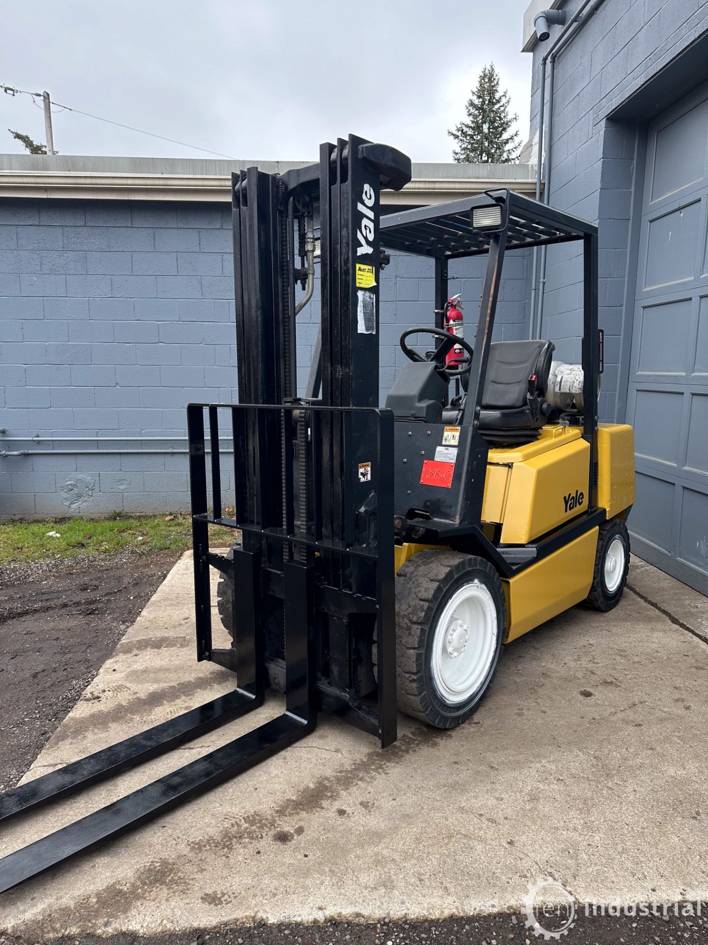 YALE GLP060TFNUAE087 PROPANE OUTDOOR FORKLIFT, 6,000LB CAP., 188” MAX LIFT, 3-STAGE MAST, - Image 8 of 20