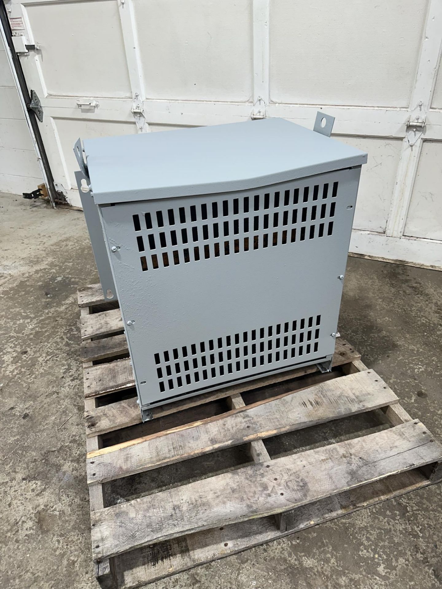 REX 45KVA TRANSFORMER, 3 PHASE, 600V TO 220Y127 (LOCATED IN BRANTFORD, ONTARIO) (RIGGING FEE $75) - Image 2 of 3