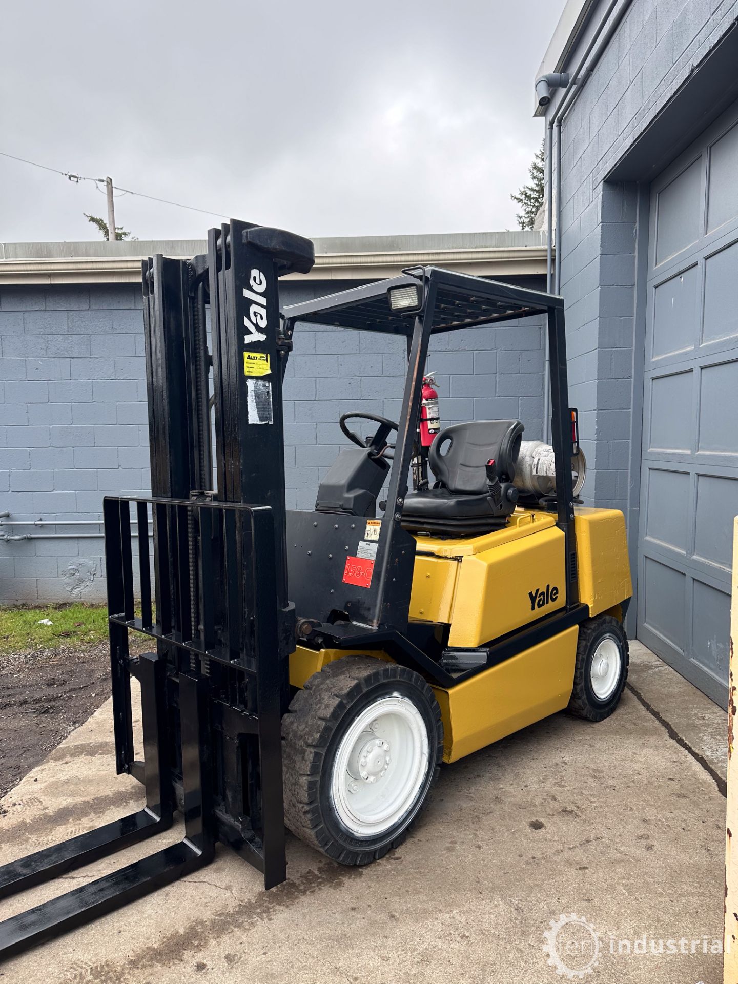 YALE GLP060TFNUAE087 PROPANE FORKLIFT, 6,000LB CAP., 188” MAX LIFT, 3-STAGE MAST, PNEUMATIC TIRES,