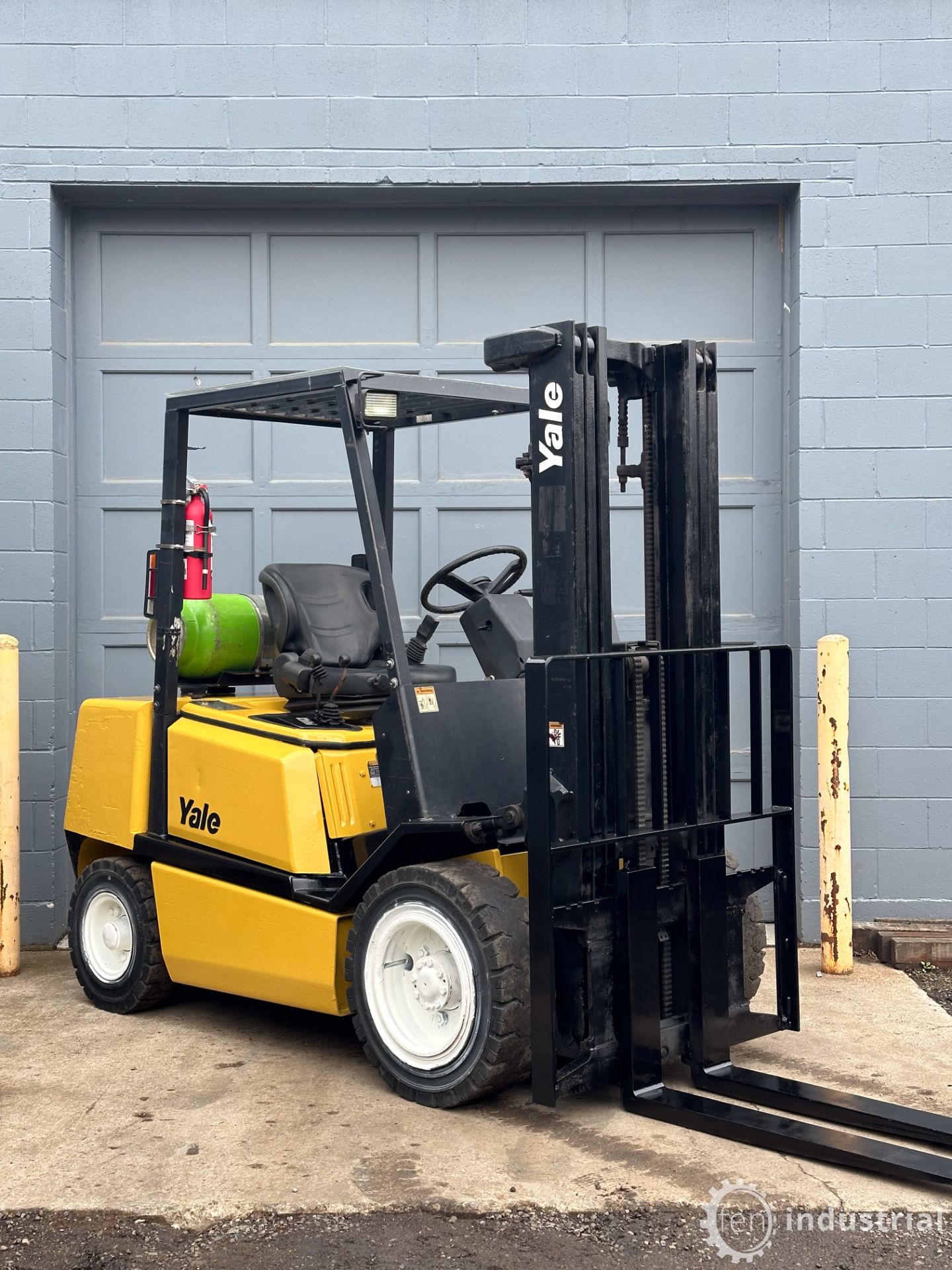 YALE GLP060TFNUAE087 PROPANE FORKLIFT, 6,000LB CAP., 188” MAX LIFT, 3-STAGE MAST, PNEUMATIC TIRES, - Image 2 of 20