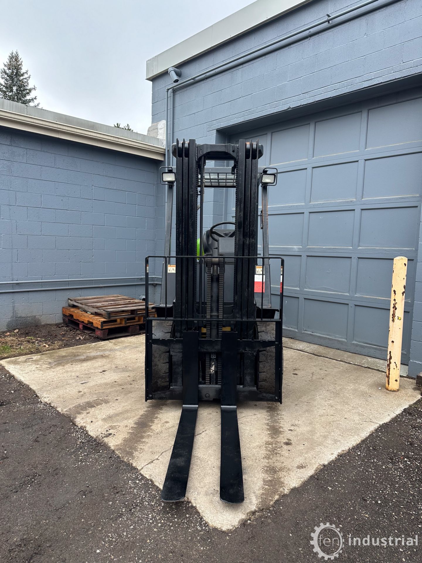 YALE GLP060TFNUAE087 PROPANE FORKLIFT, 6,000LB CAP., 188” MAX LIFT, 3-STAGE MAST, PNEUMATIC TIRES, - Image 7 of 20